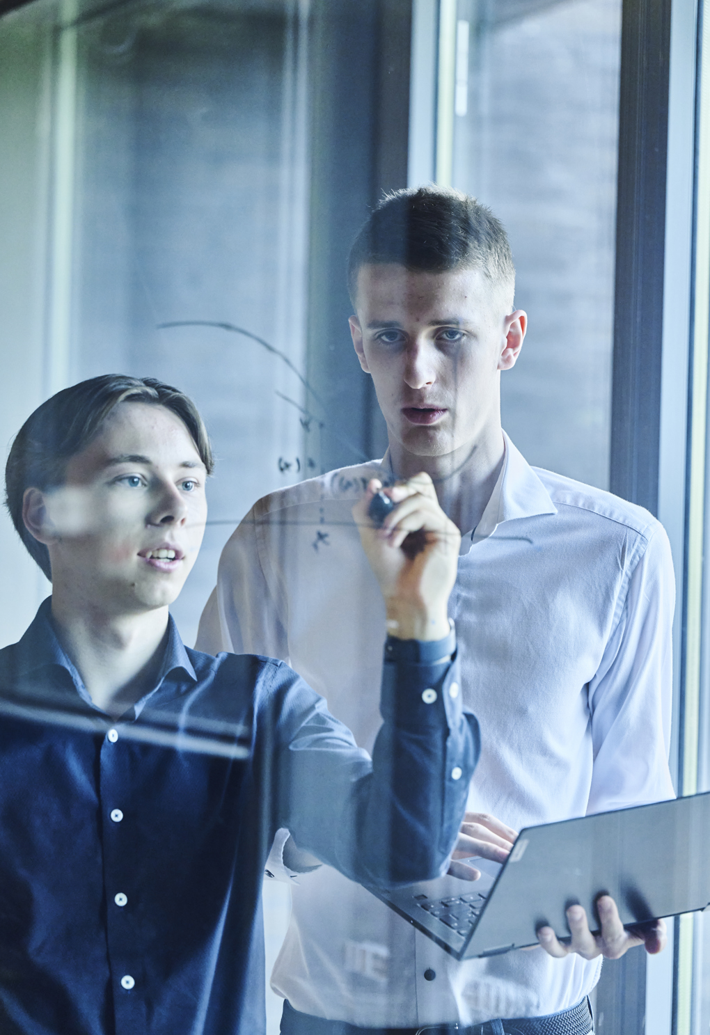 Robotteknologi, drene skriver formel på glastavle