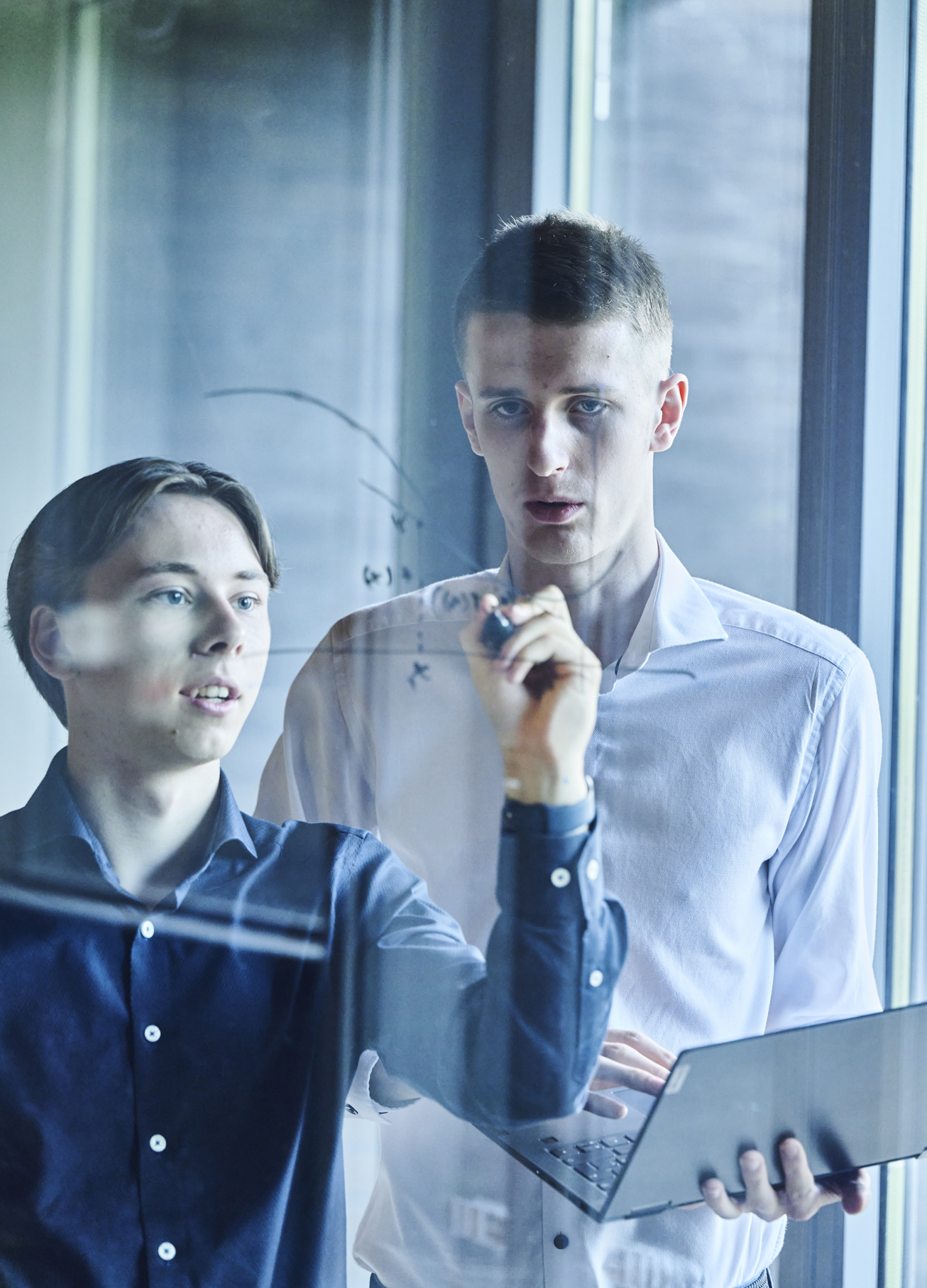 Robotteknologi, drene skriver formel på glastavle