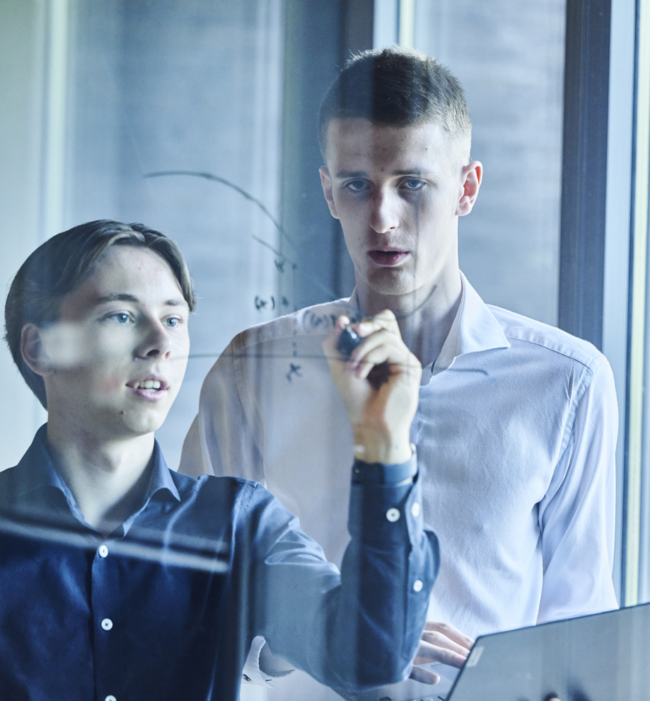 Robotteknologi, drene skriver formel på glastavle