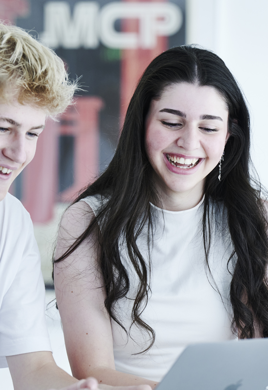 Elever samarbejder om opgave