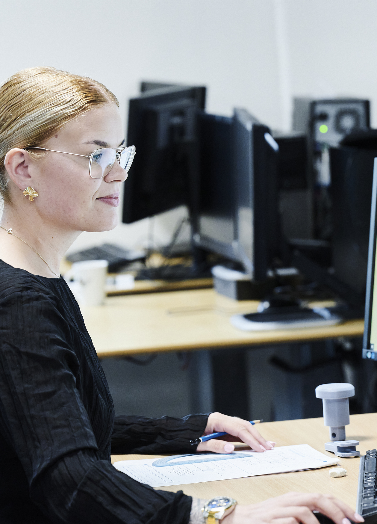 Teknisk designer sidder ved computer og arbejder