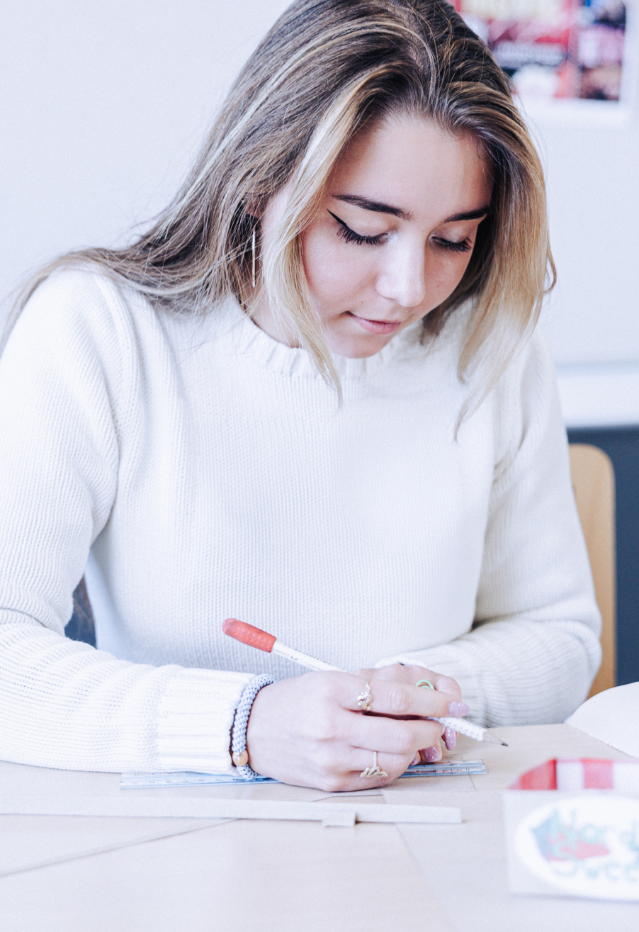 Industrielt design, pige laver emballage