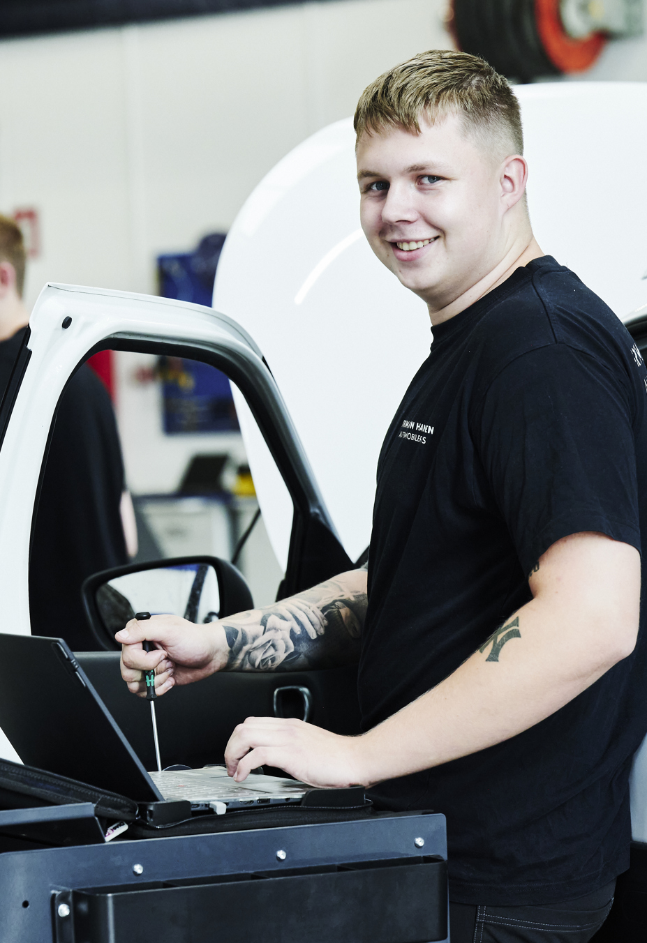 Personvognsmekaniker-elever i værksted