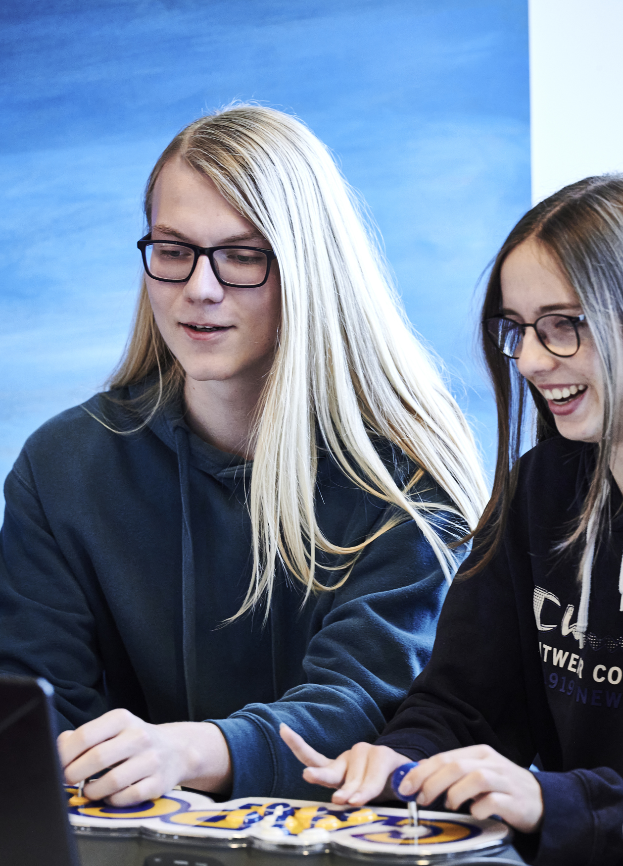 Gametech, elever sidder sammen og spiller