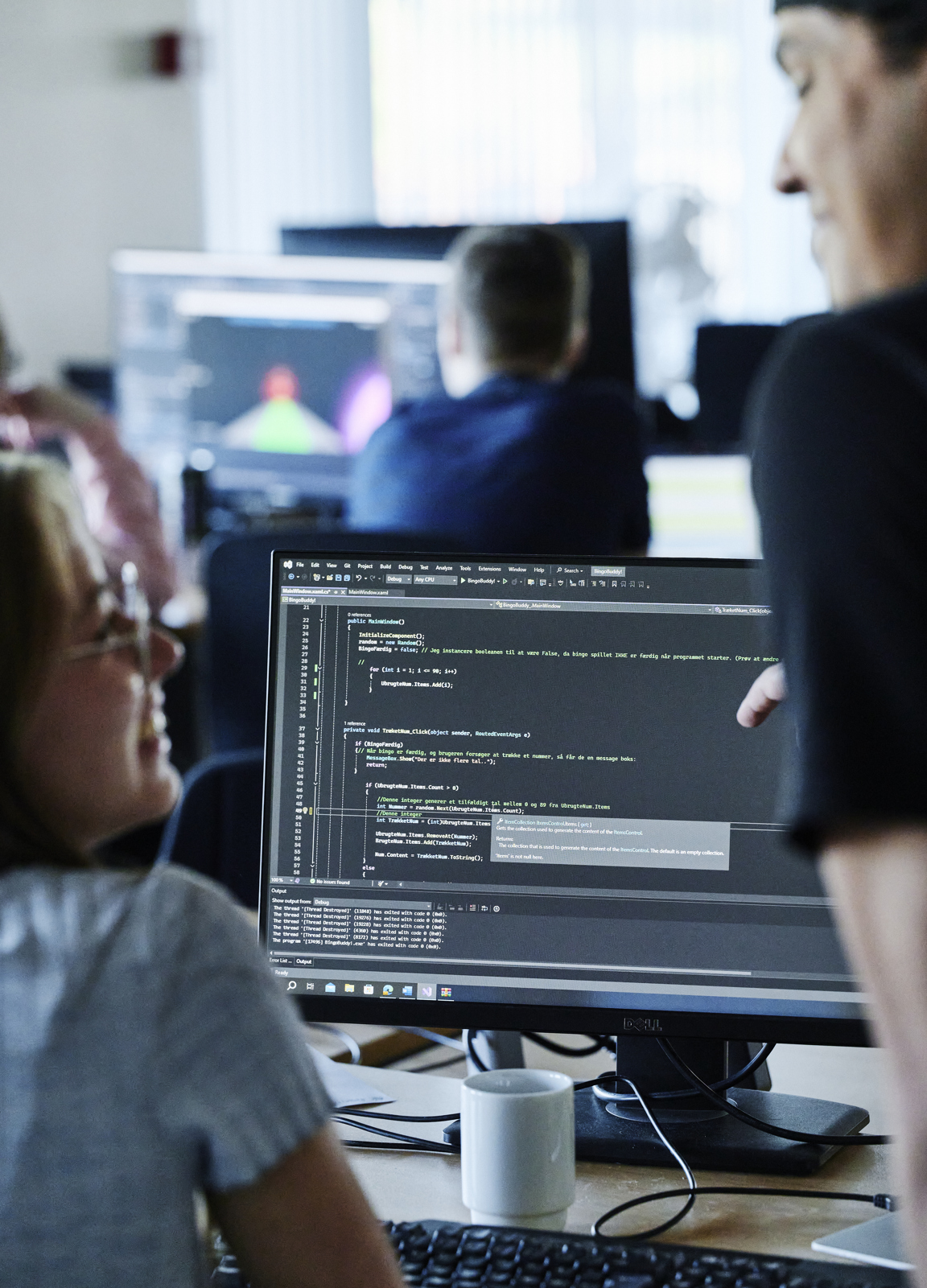 Pige og dreng har kode på skærm