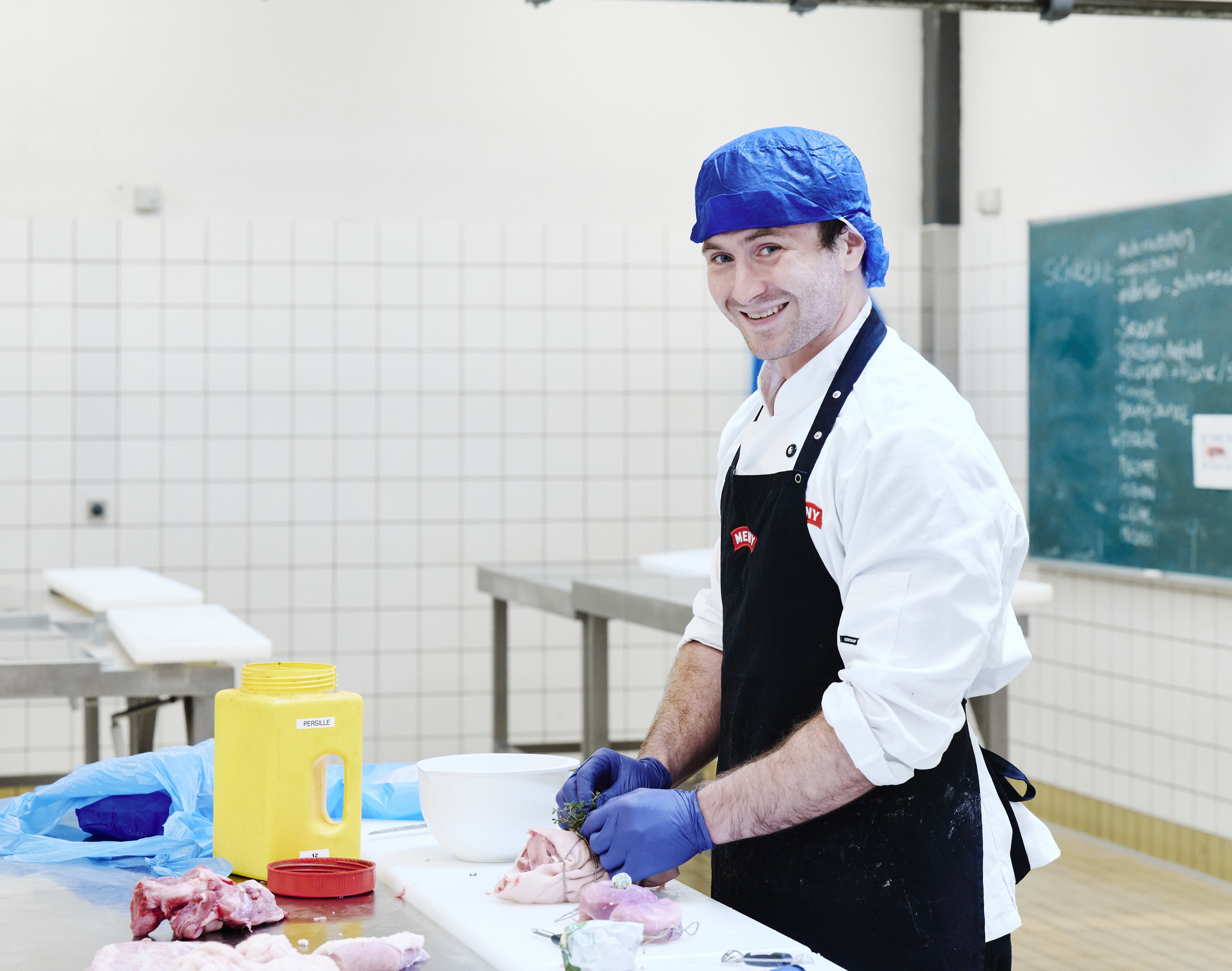 Gourmetslagter tilbereder kød