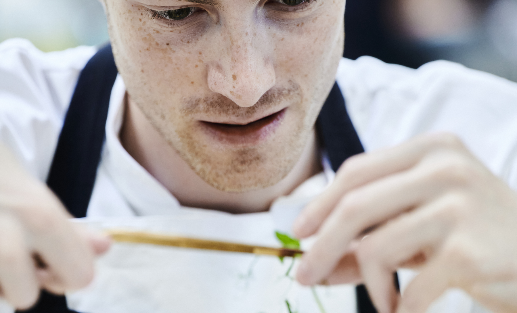 Gastronom-elev pynter sin anretning