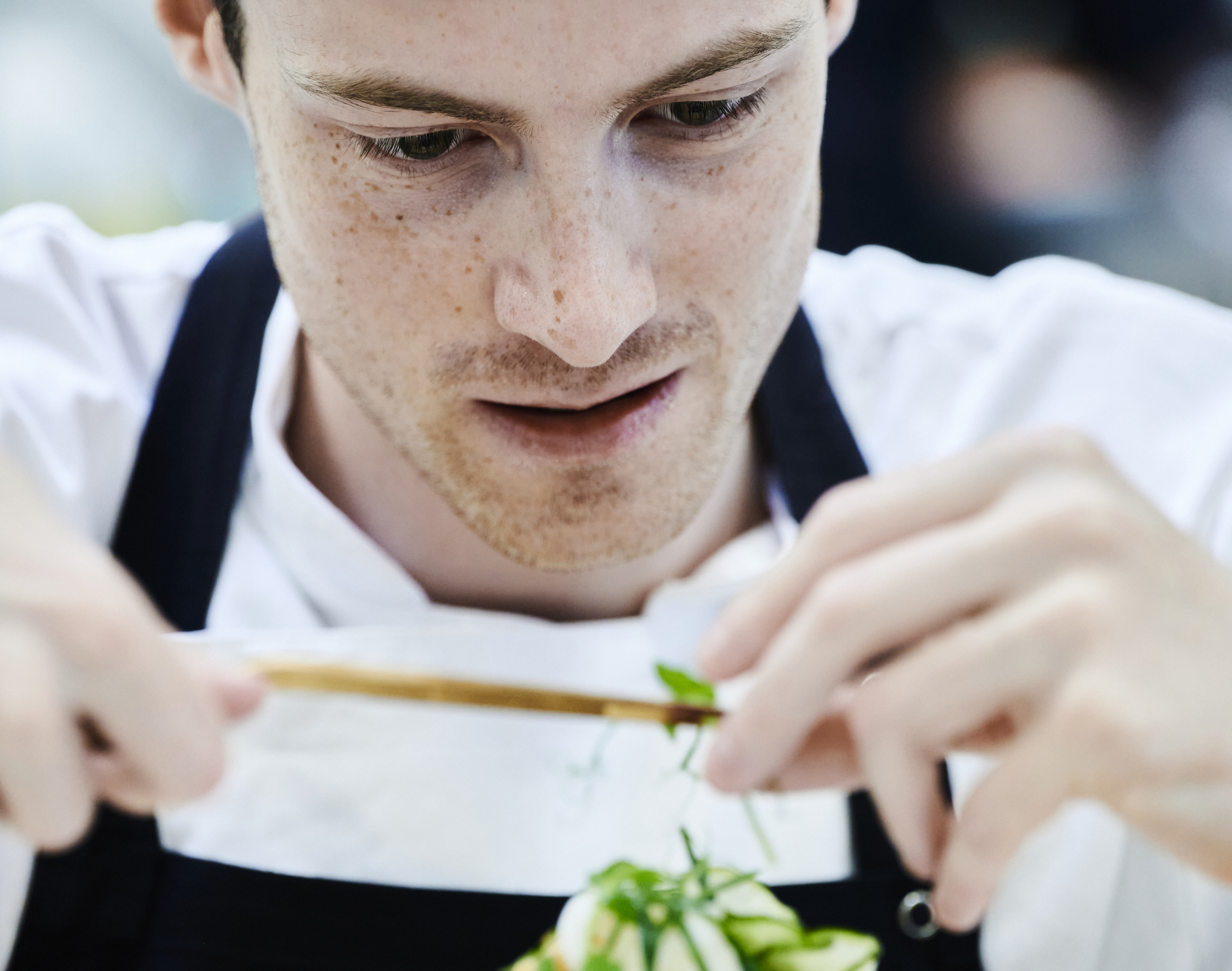 Gastronom-elev pynter sin anretning