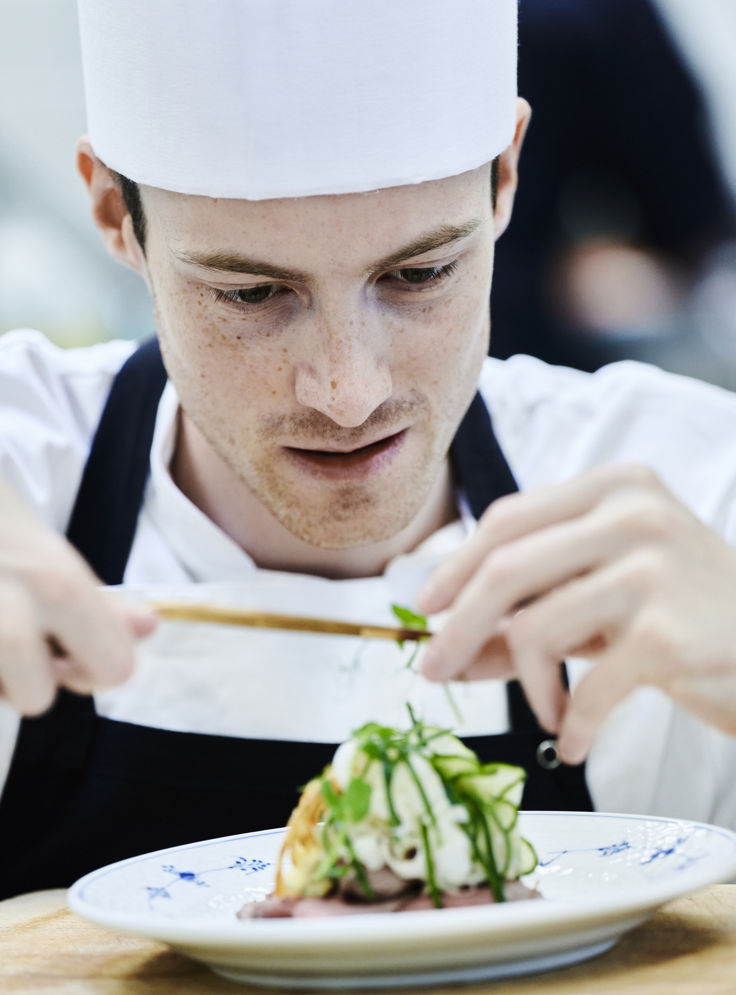 Gastronom-elev pynter sin anretning