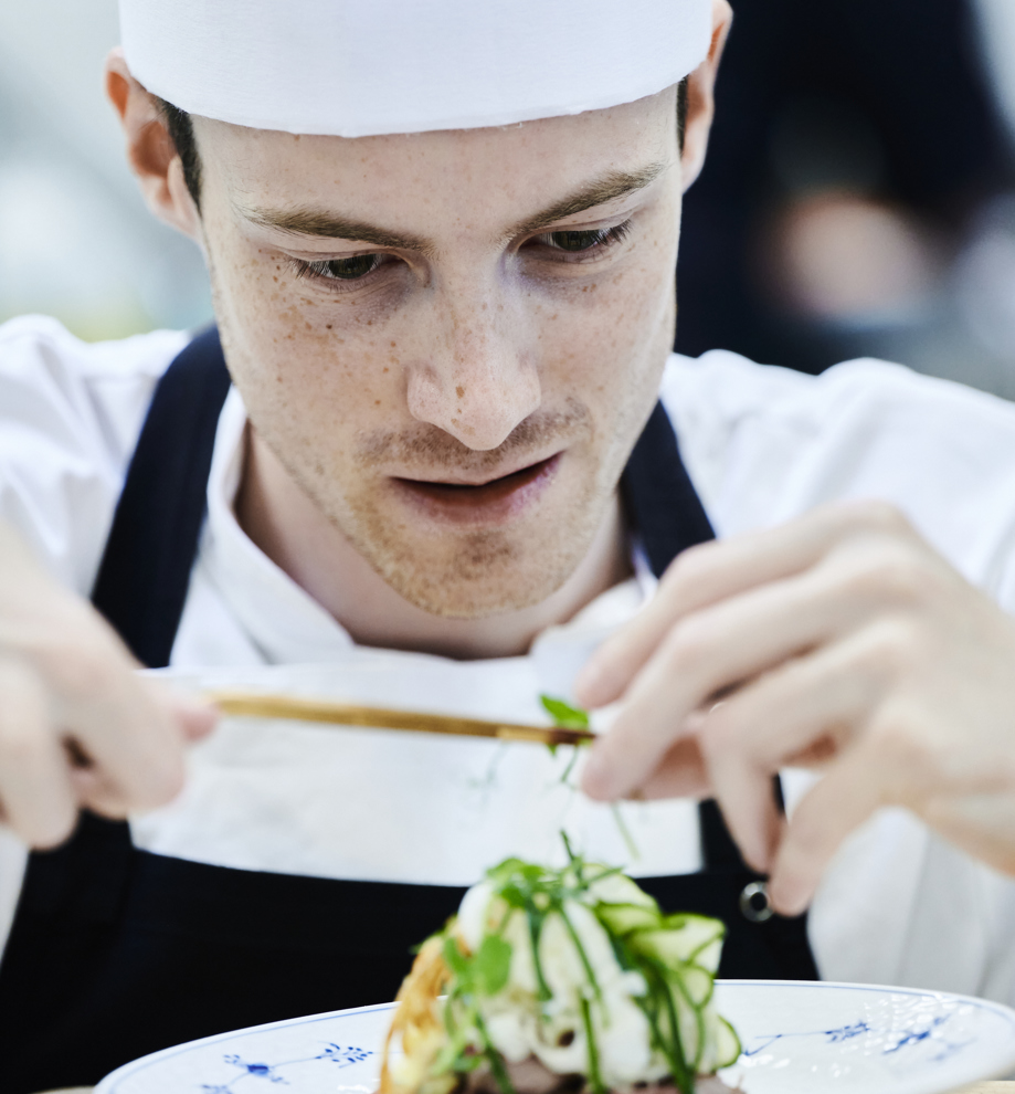 Gastronom-elev pynter sin anretning