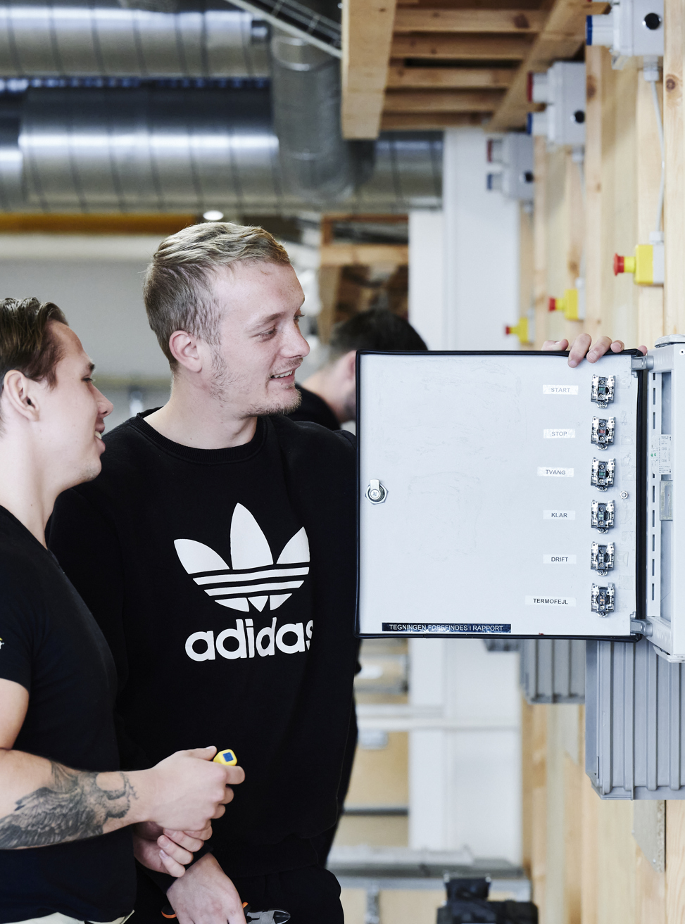 Elektriker-elever ved elinstallation