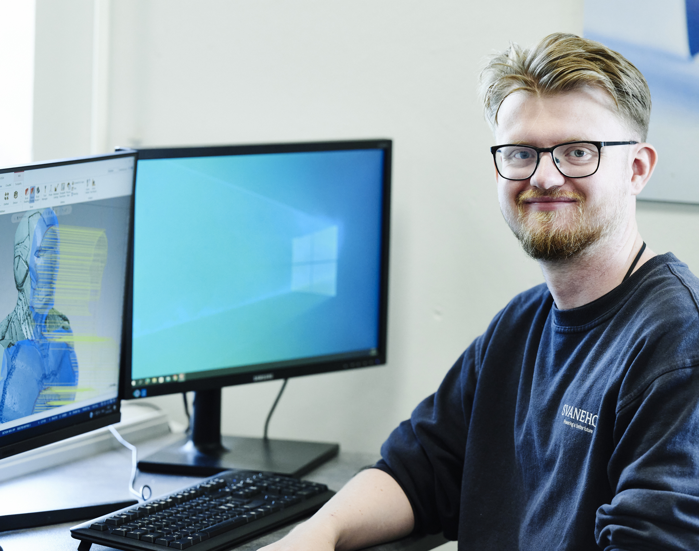 Industritekniker-elev ved computer