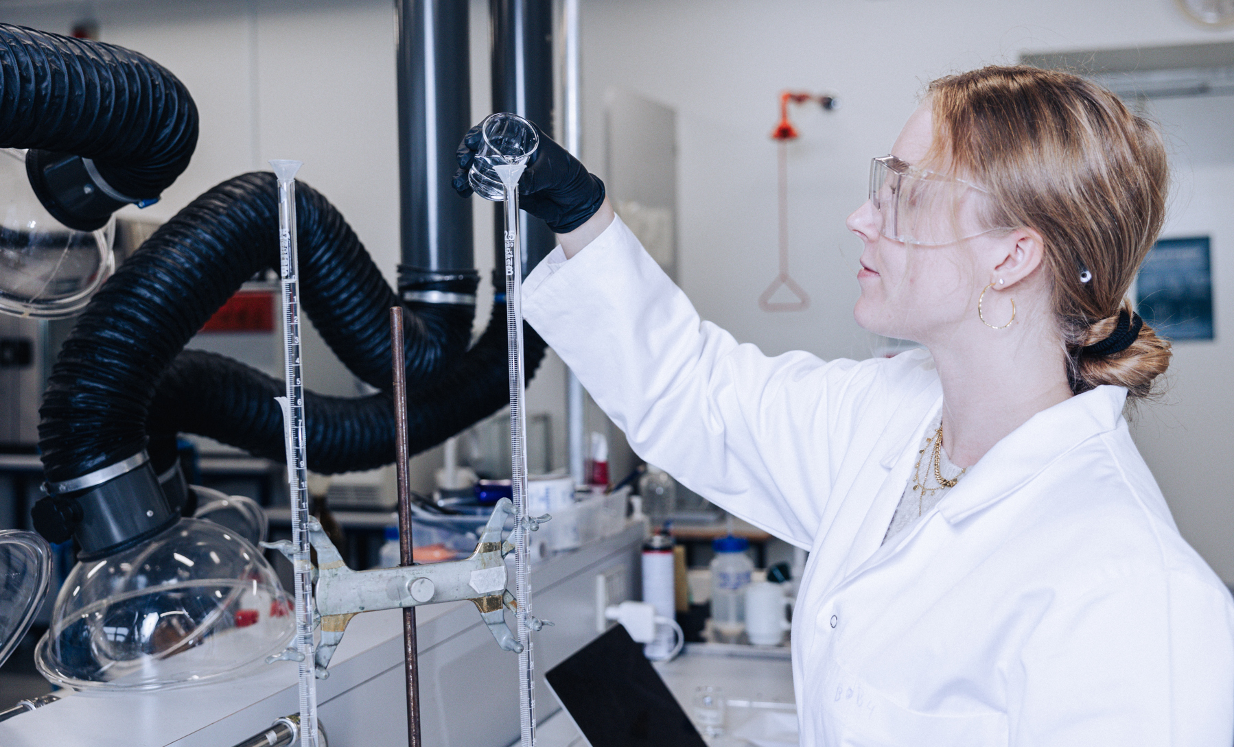 Bioteknologi, elev laver forsøg med kolbe