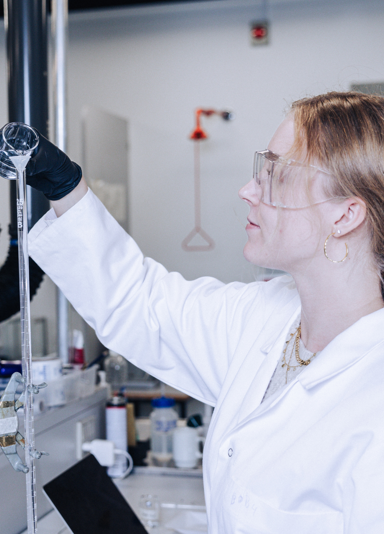 Bioteknologi, elev laver forsøg med kolbe