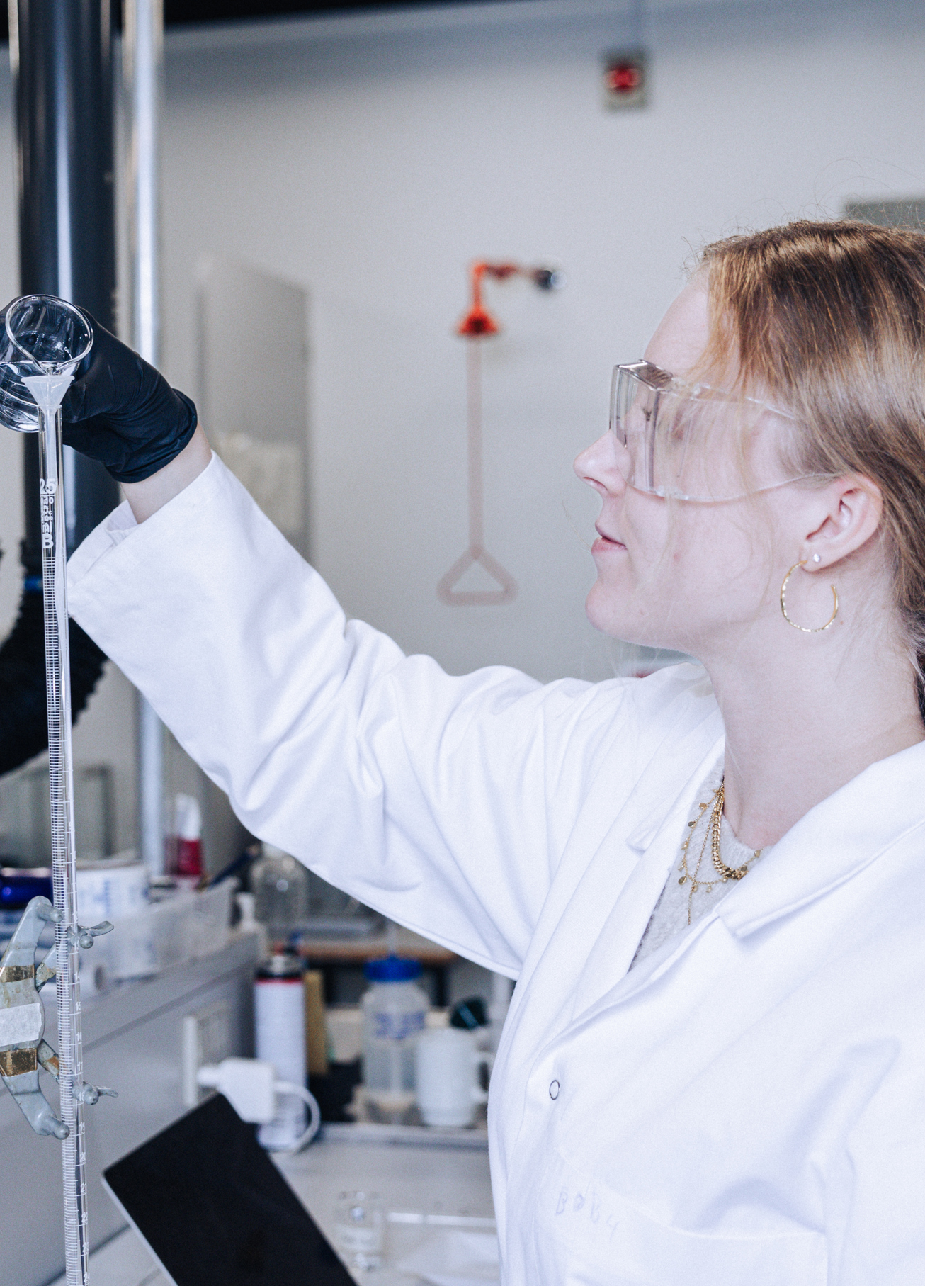 Bioteknologi, elev laver forsøg med kolbe