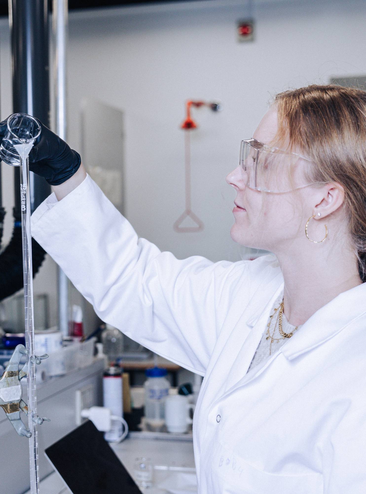 Bioteknologi, elev laver forsøg med kolbe