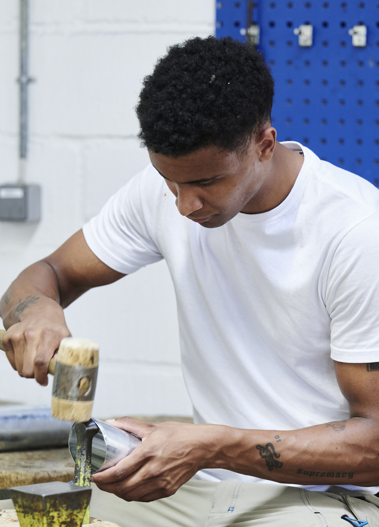 VVS-elev i blikværkstedet