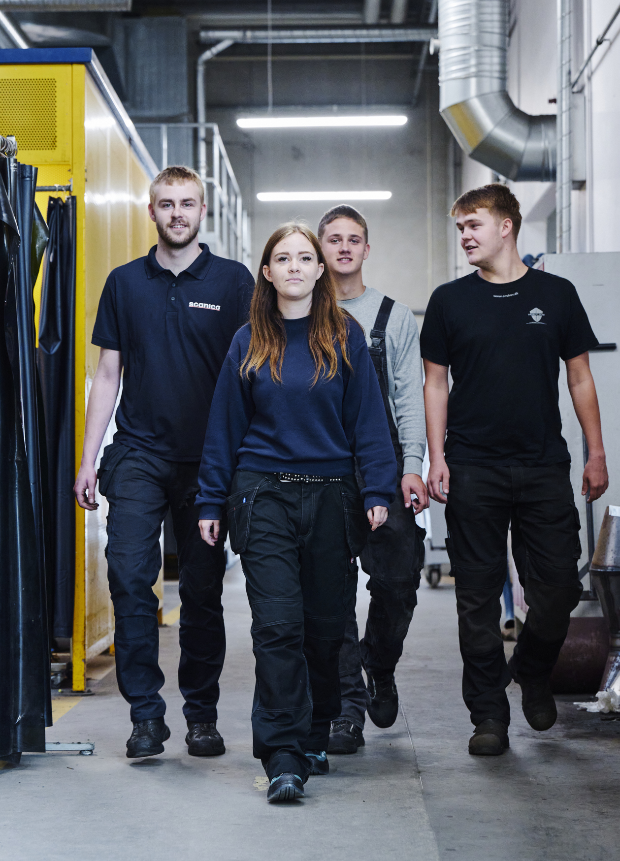 Elever går gennem værkstedet