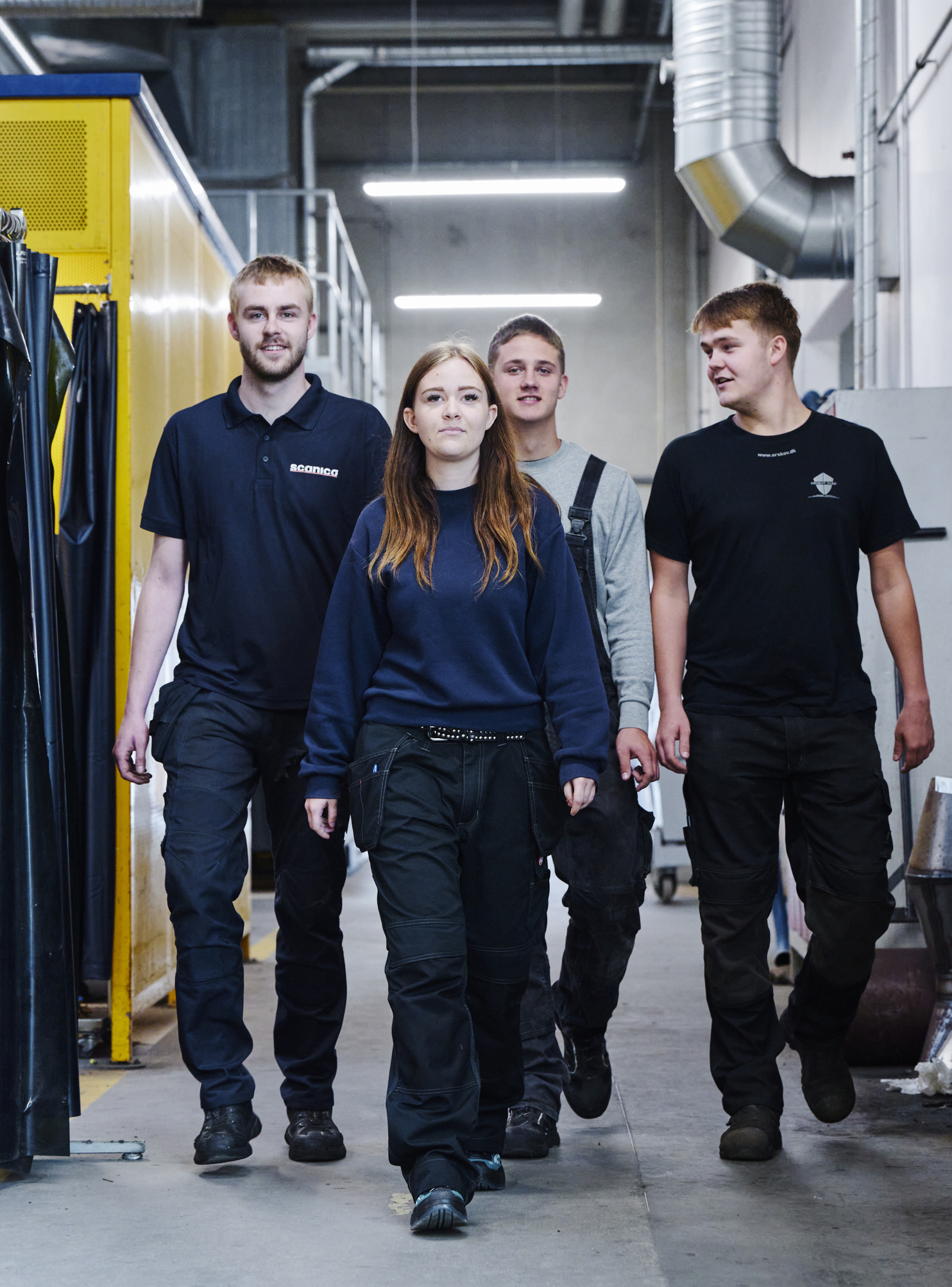 Elever går gennem værkstedet