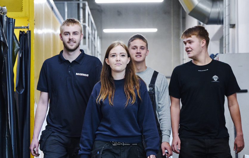 Elever går gennem værkstedet