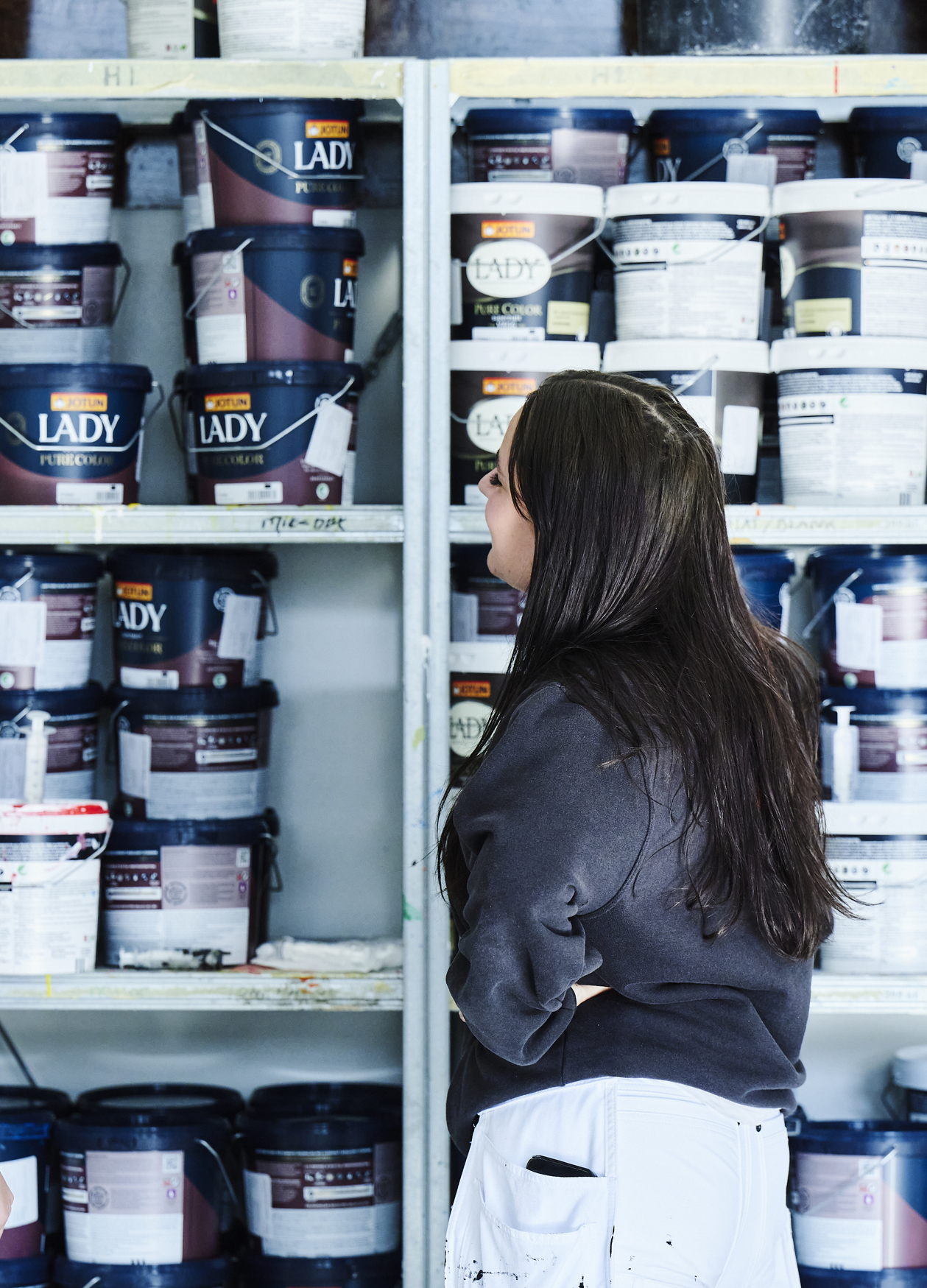 Malerelever kigger på malerbøtter