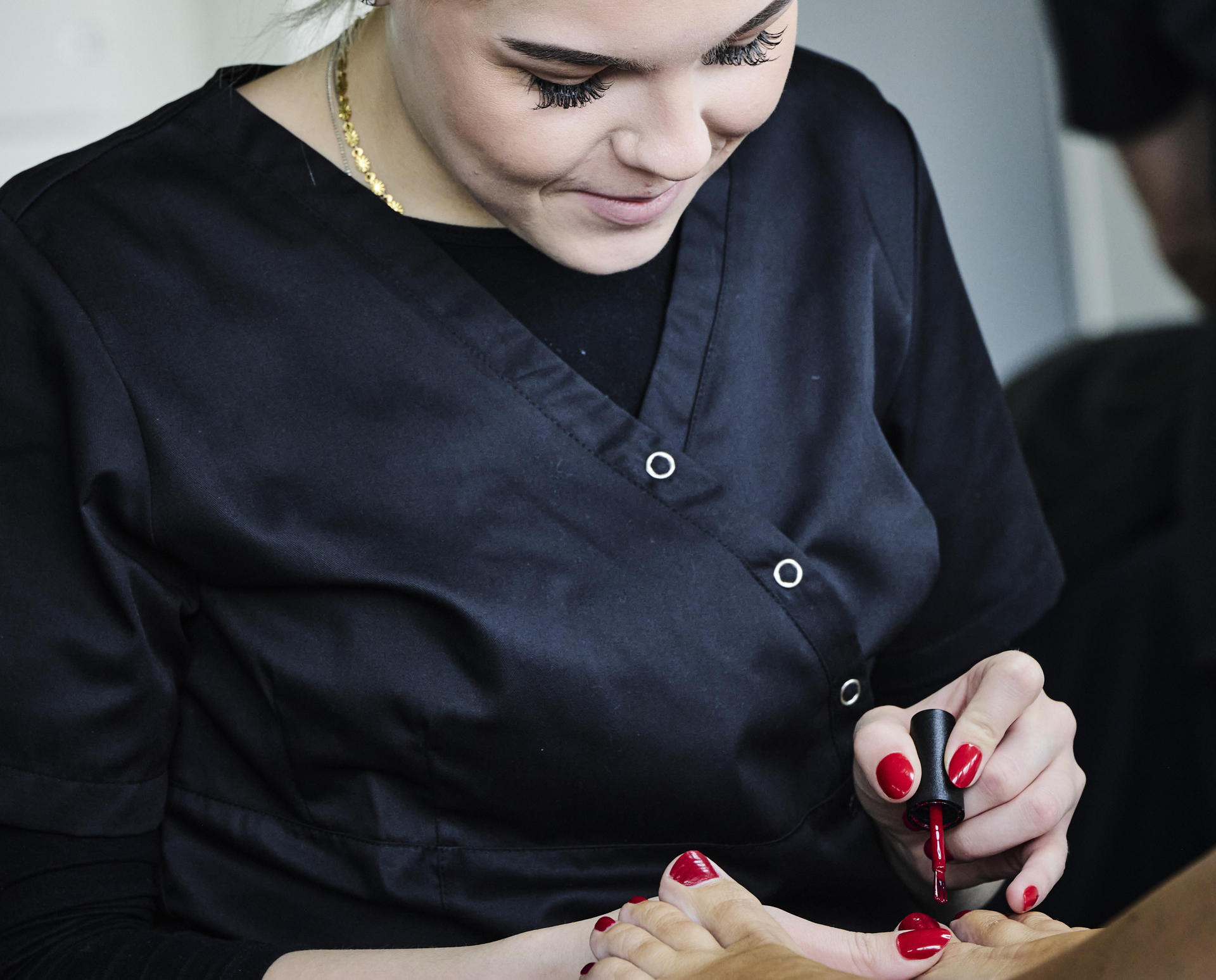 Kosmetiker lægger pedicure