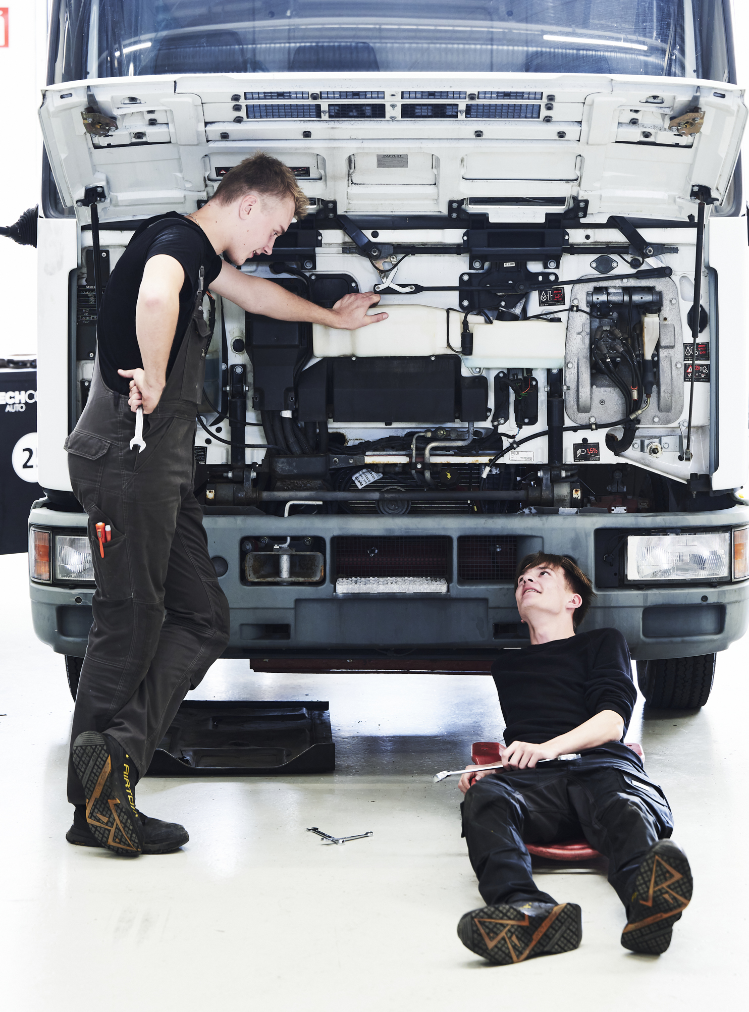 Lastvognsmekaniker-elever taler sammen ved lastvogn