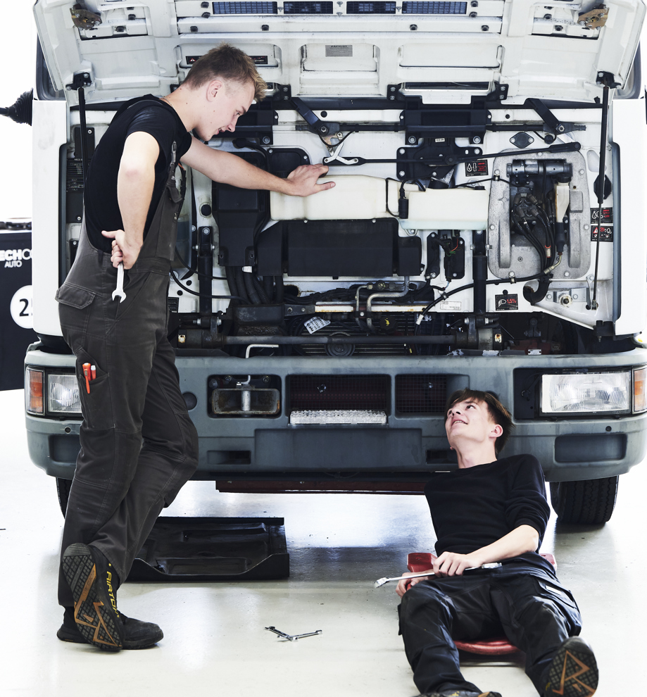 Lastvognsmekaniker-elever taler sammen ved lastvogn