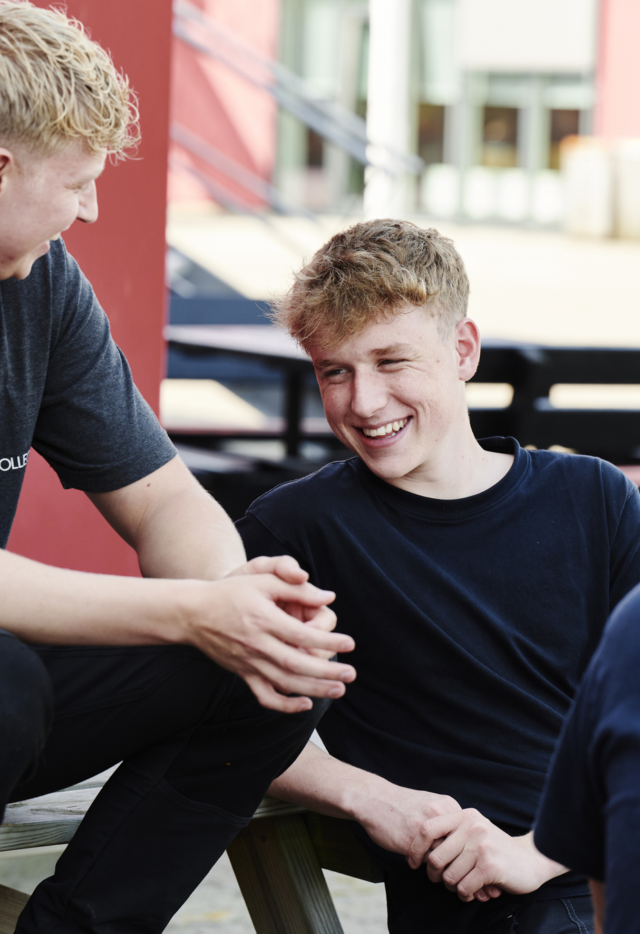 Drenge smiler udenfor