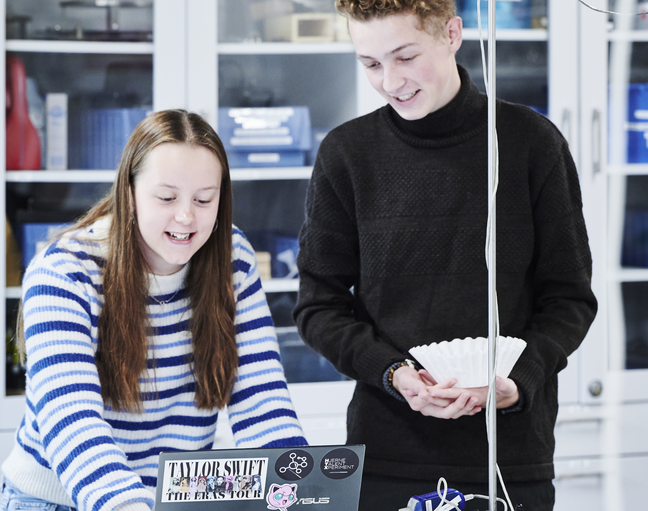 Fysikkens verden, elever laver fysikforsøg