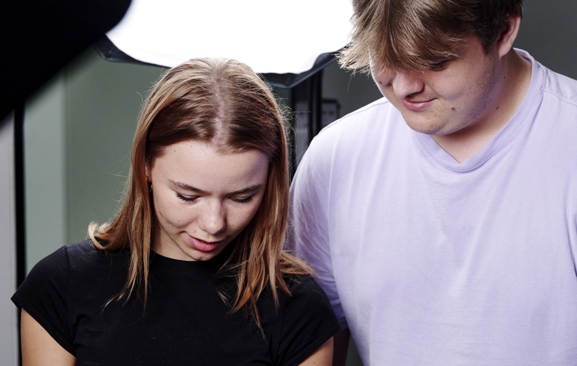 Mediedesign, elever ser på kamera