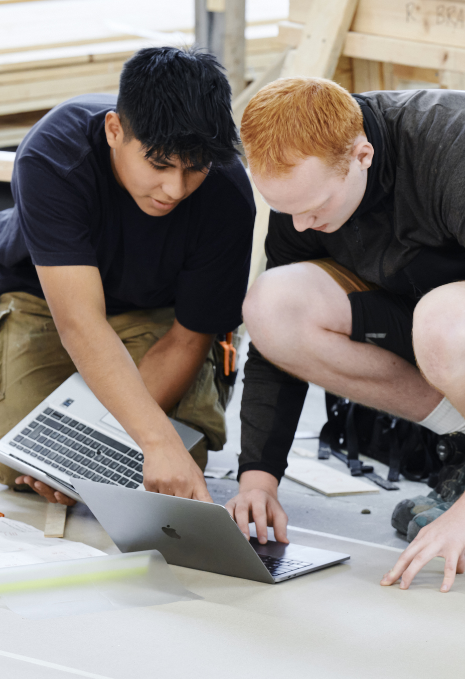 Tømrerelever med computer i værkstedet