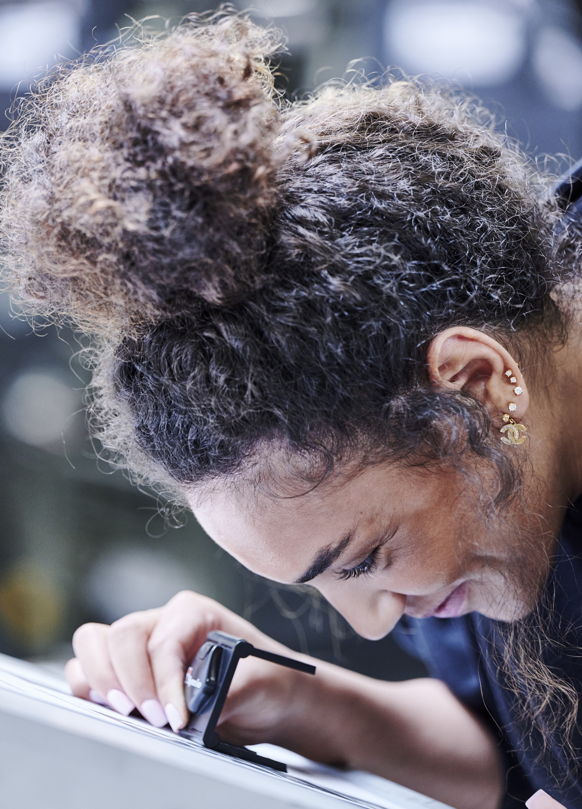 Grafisk tekniker-elev kigger i lup