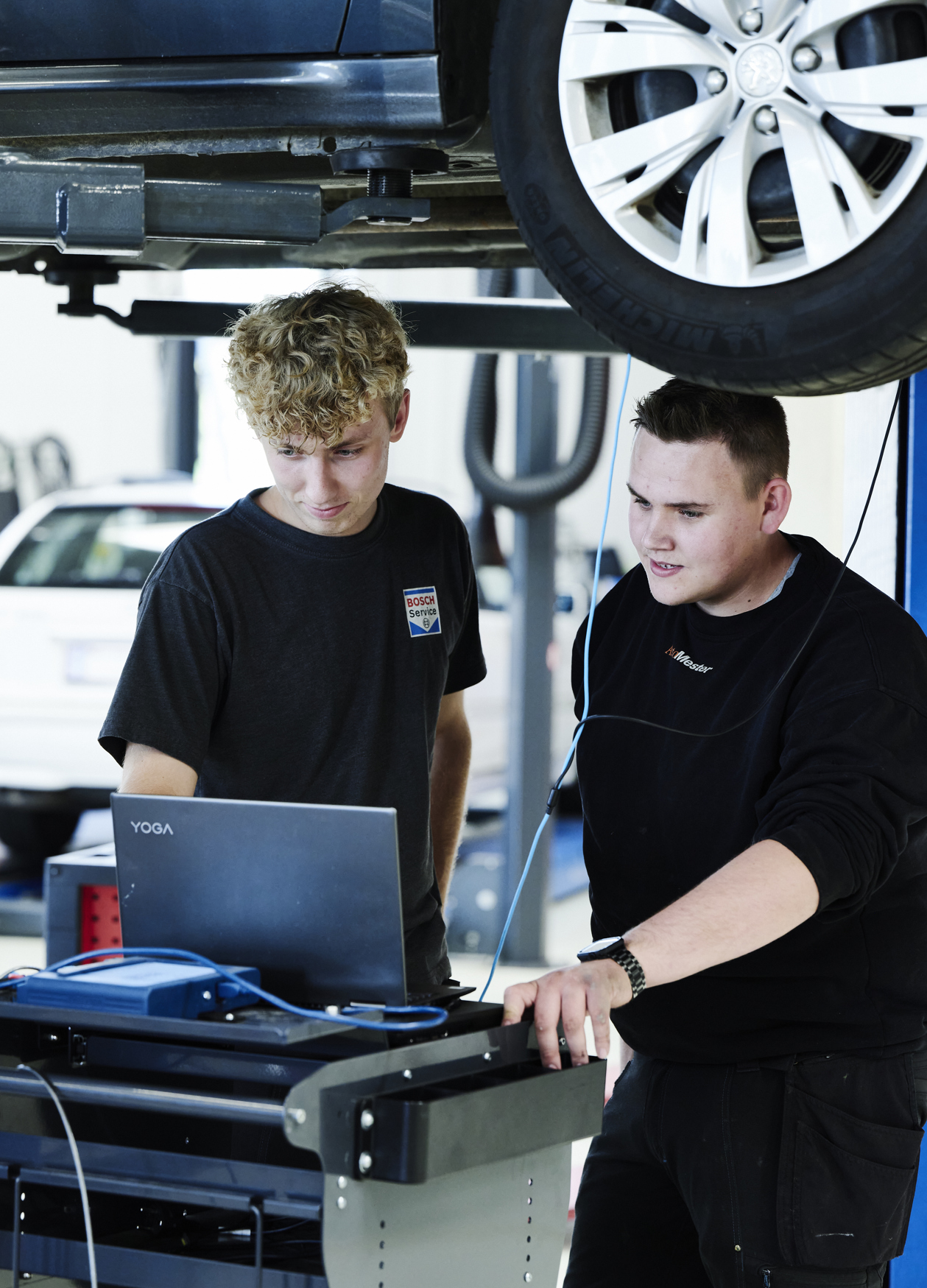Personvognsmekaniker-elver tester bil