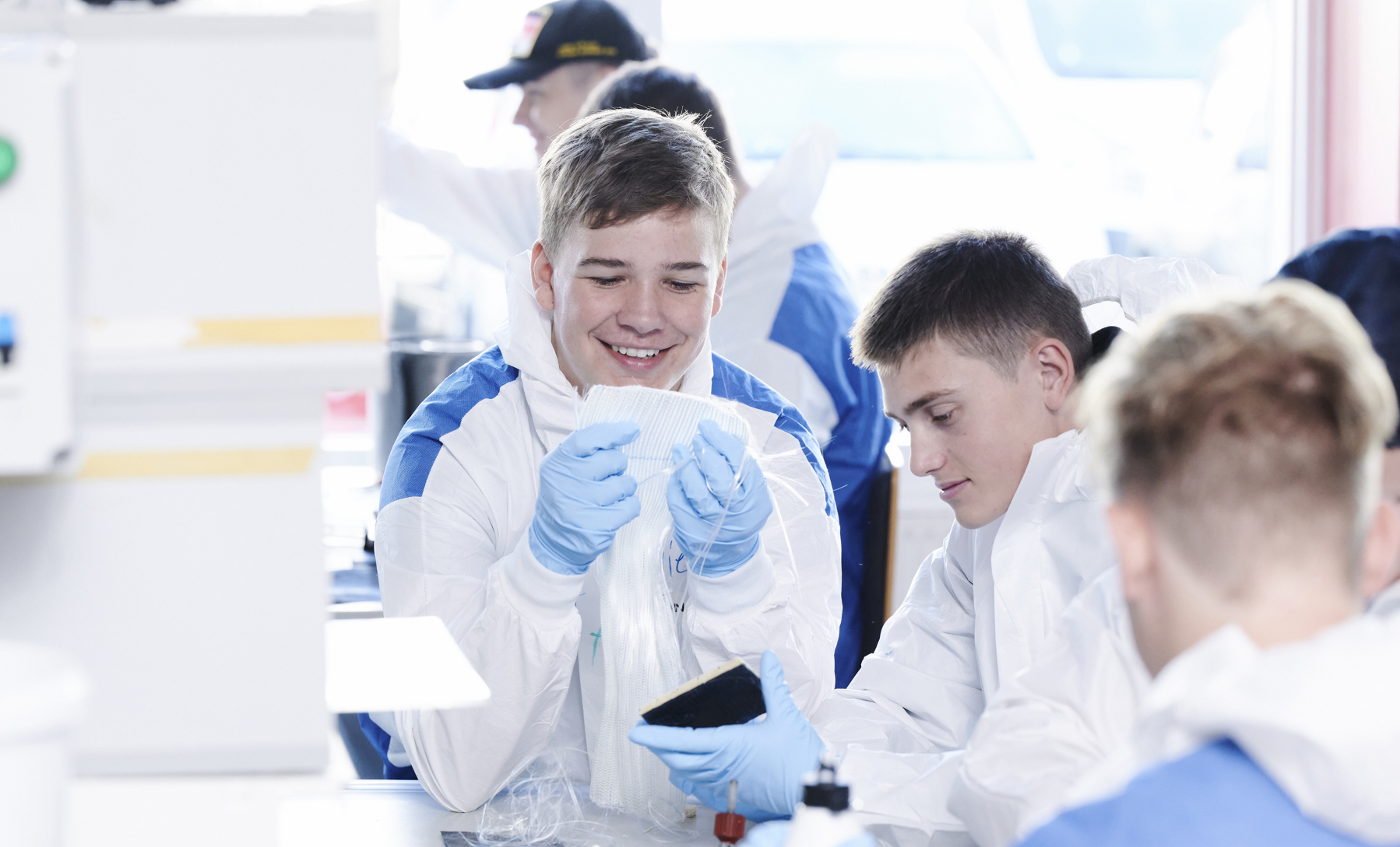 Elever arbejder i værkstedet