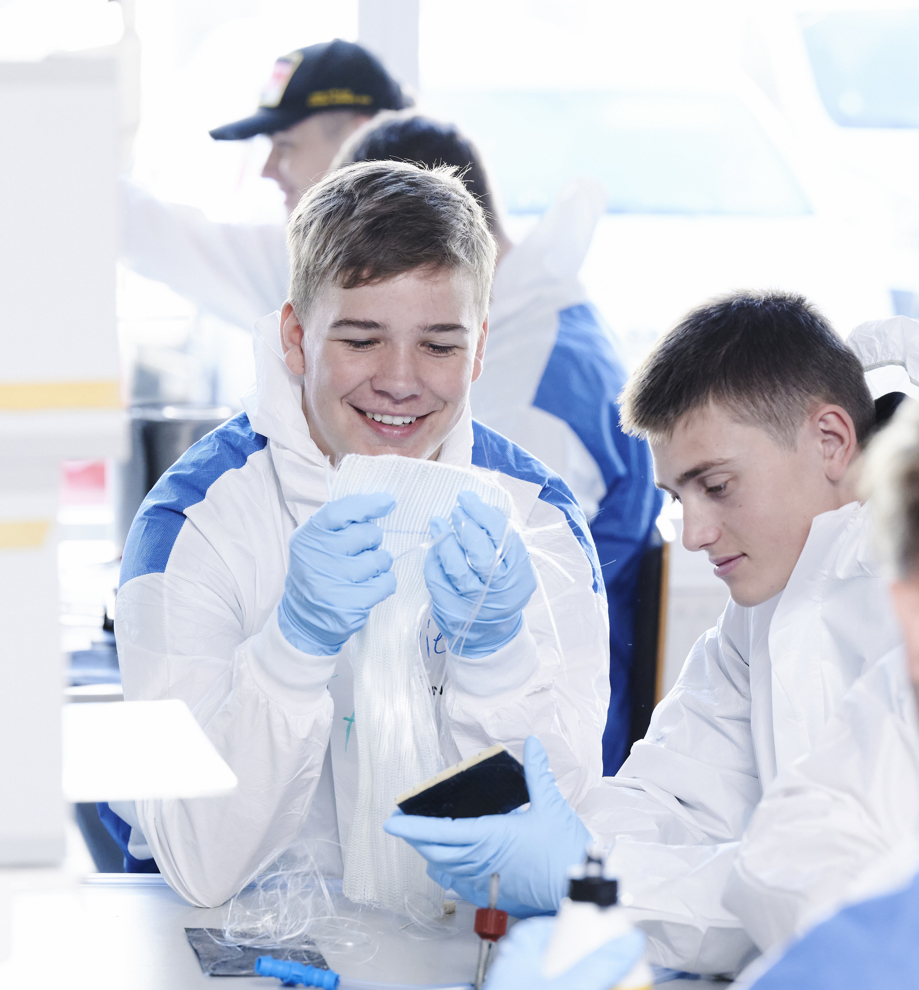 Elever arbejder i værkstedet