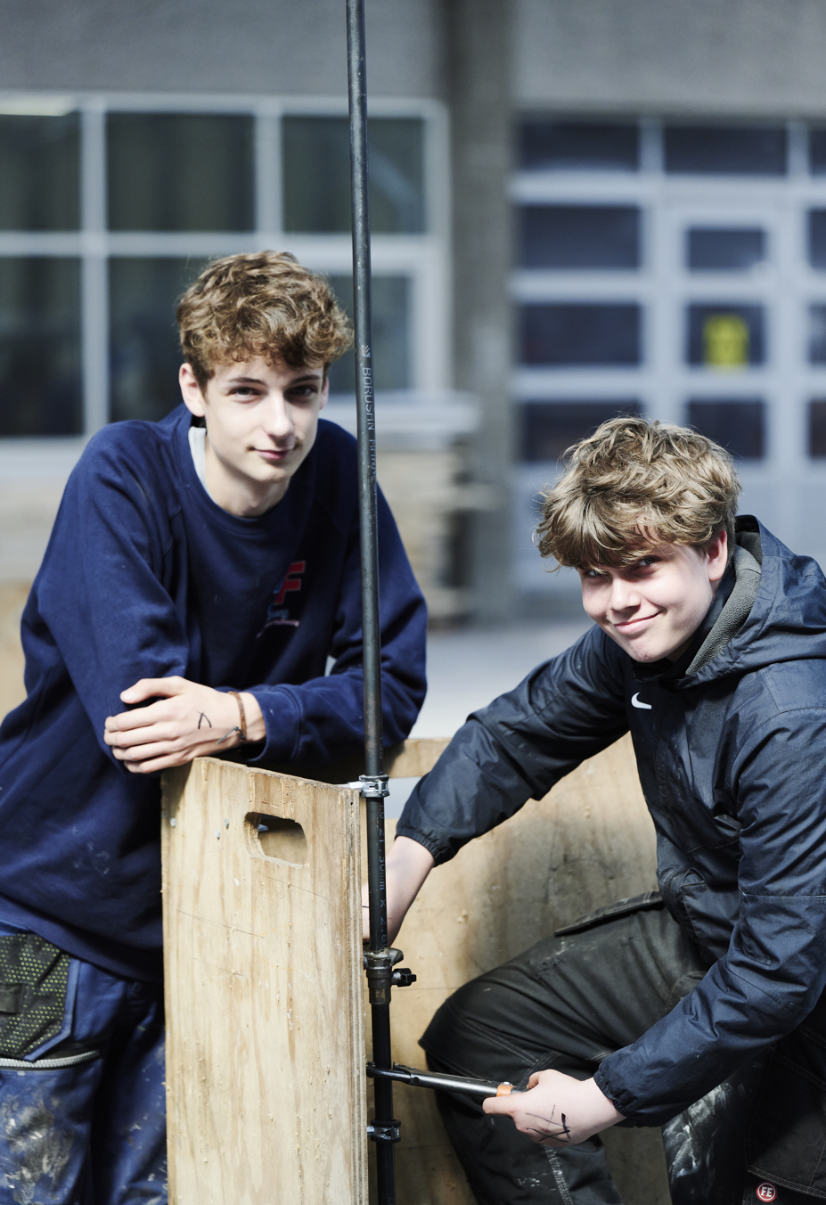 Drenge bygger sammen