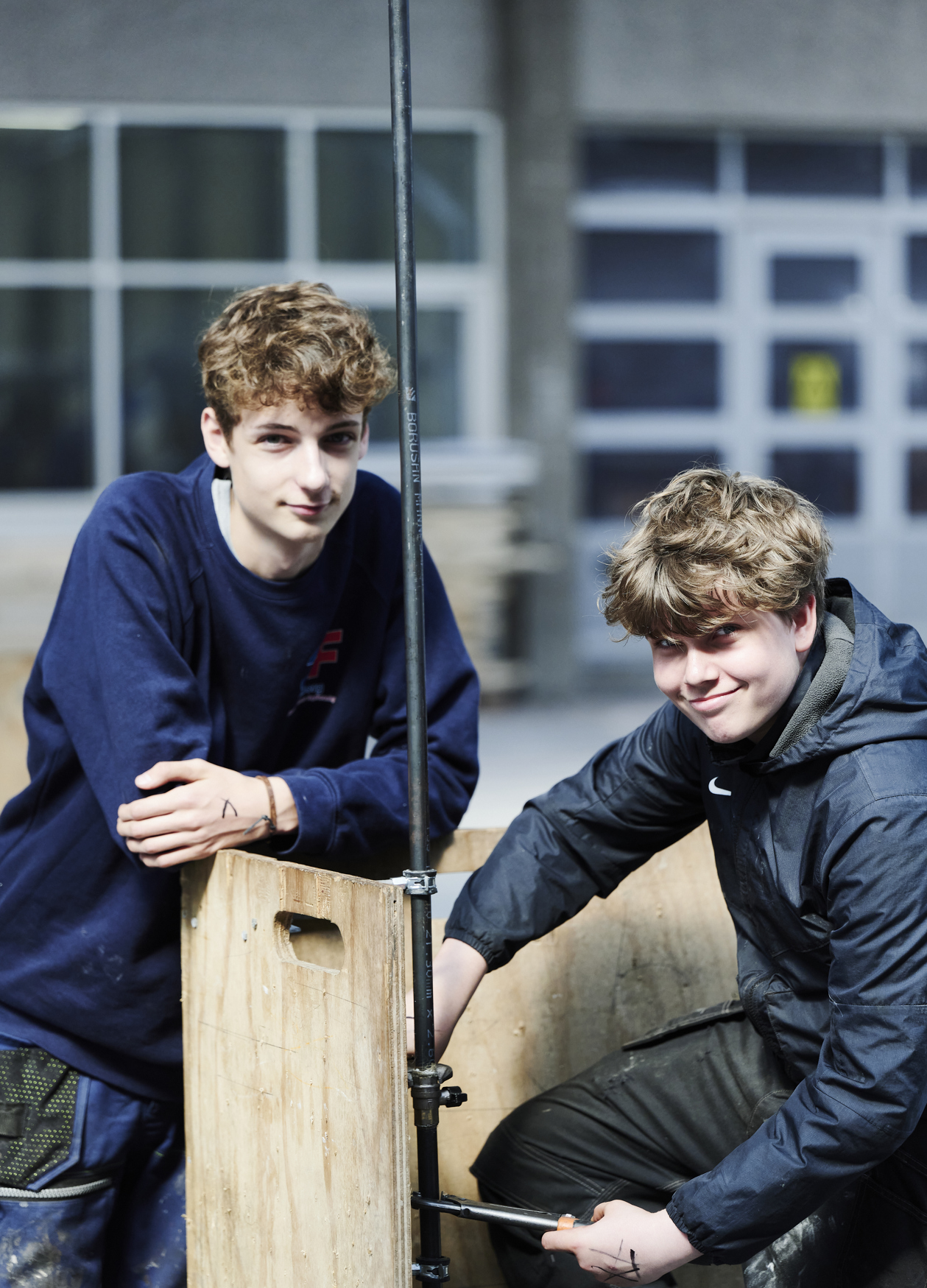 Drenge bygger sammen