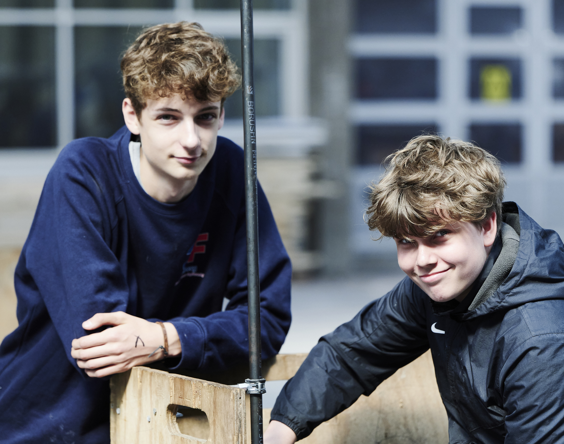 Drenge bygger sammen