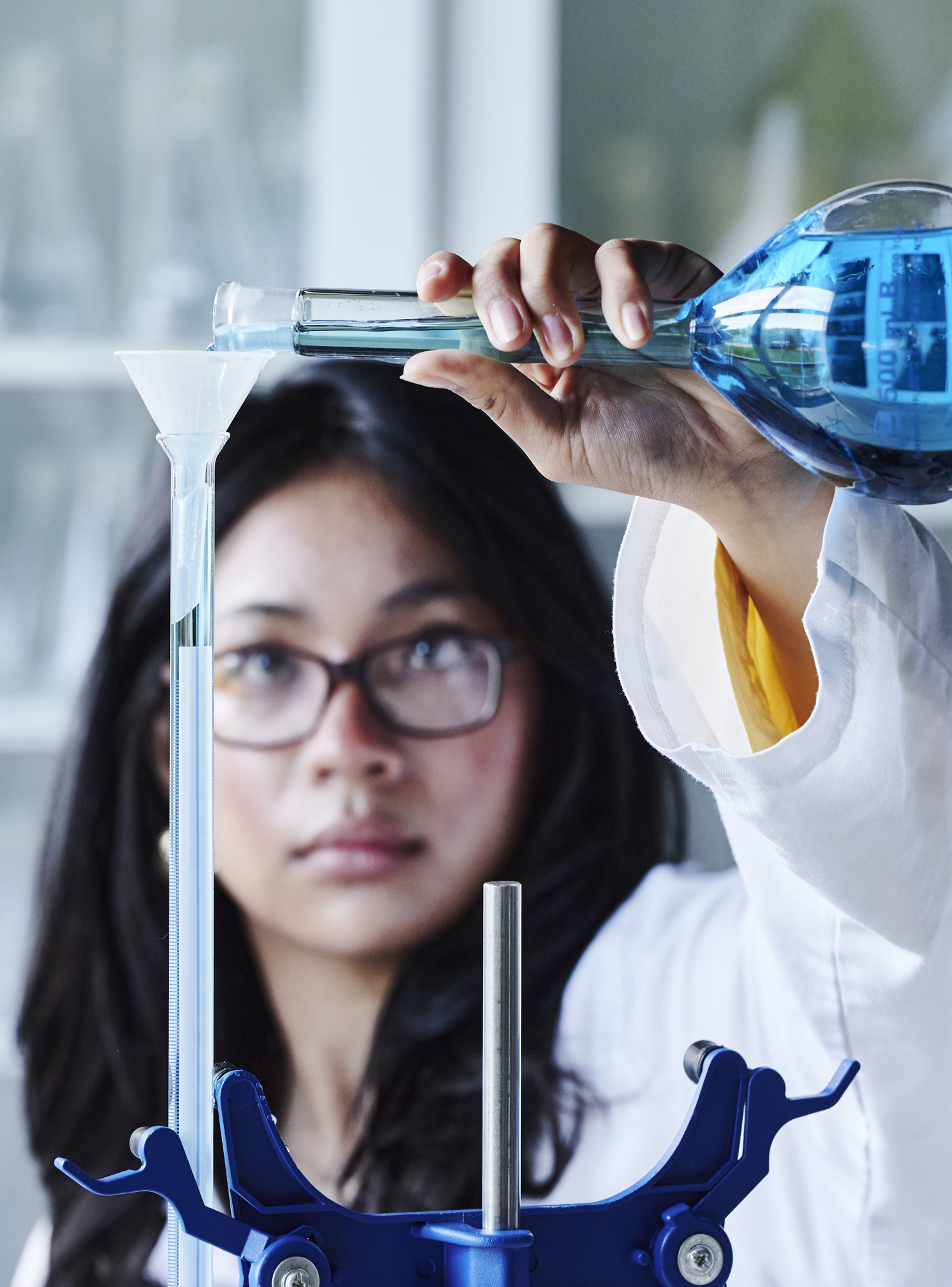 Naturens kemi, pige hælder væske i kolbe