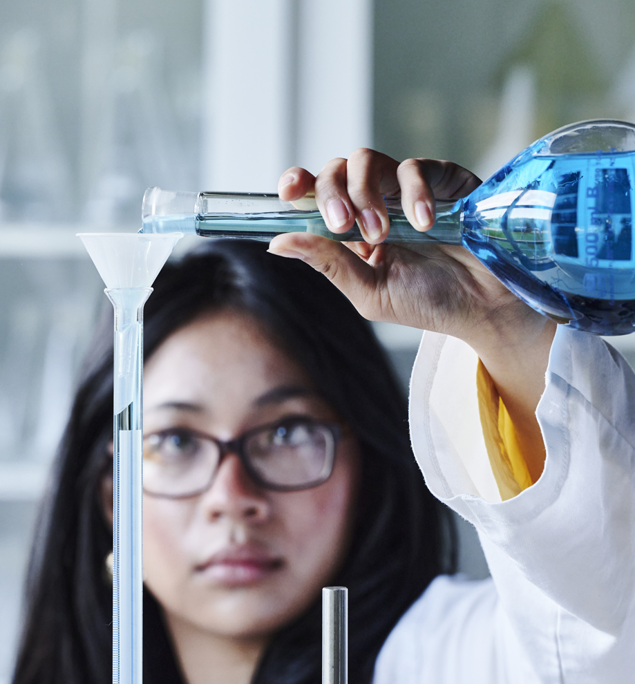 Naturens kemi, pige hælder væske i kolbe