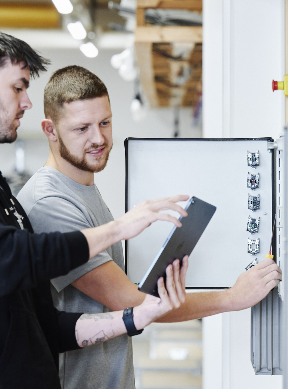 Elektriker-elever ved elinstallation