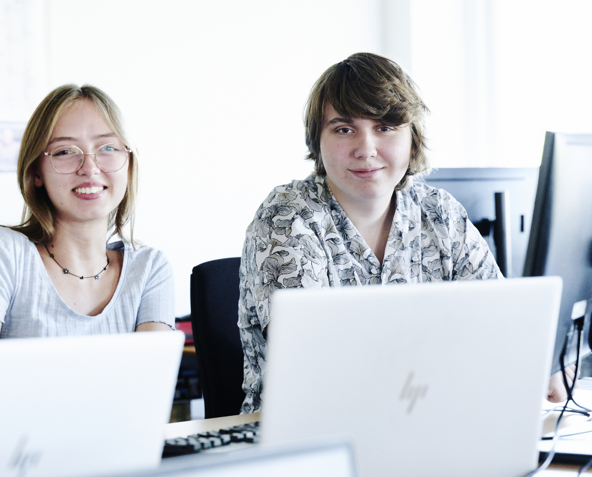 Pige og dreng sidder ved computer