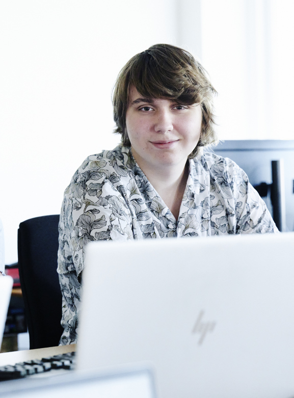 Pige og dreng sidder ved computer