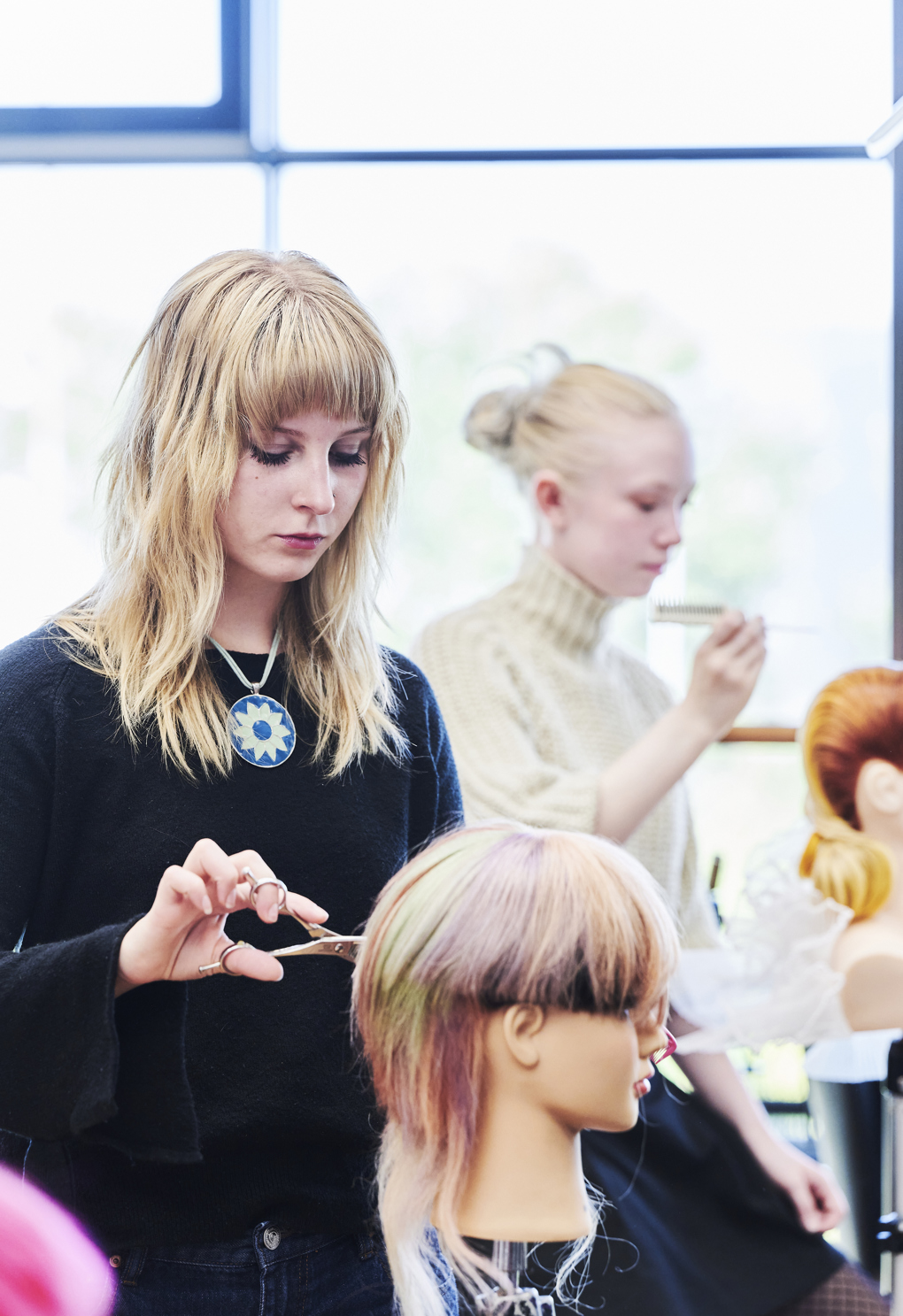 Elev klipper hår på øvelseshovede