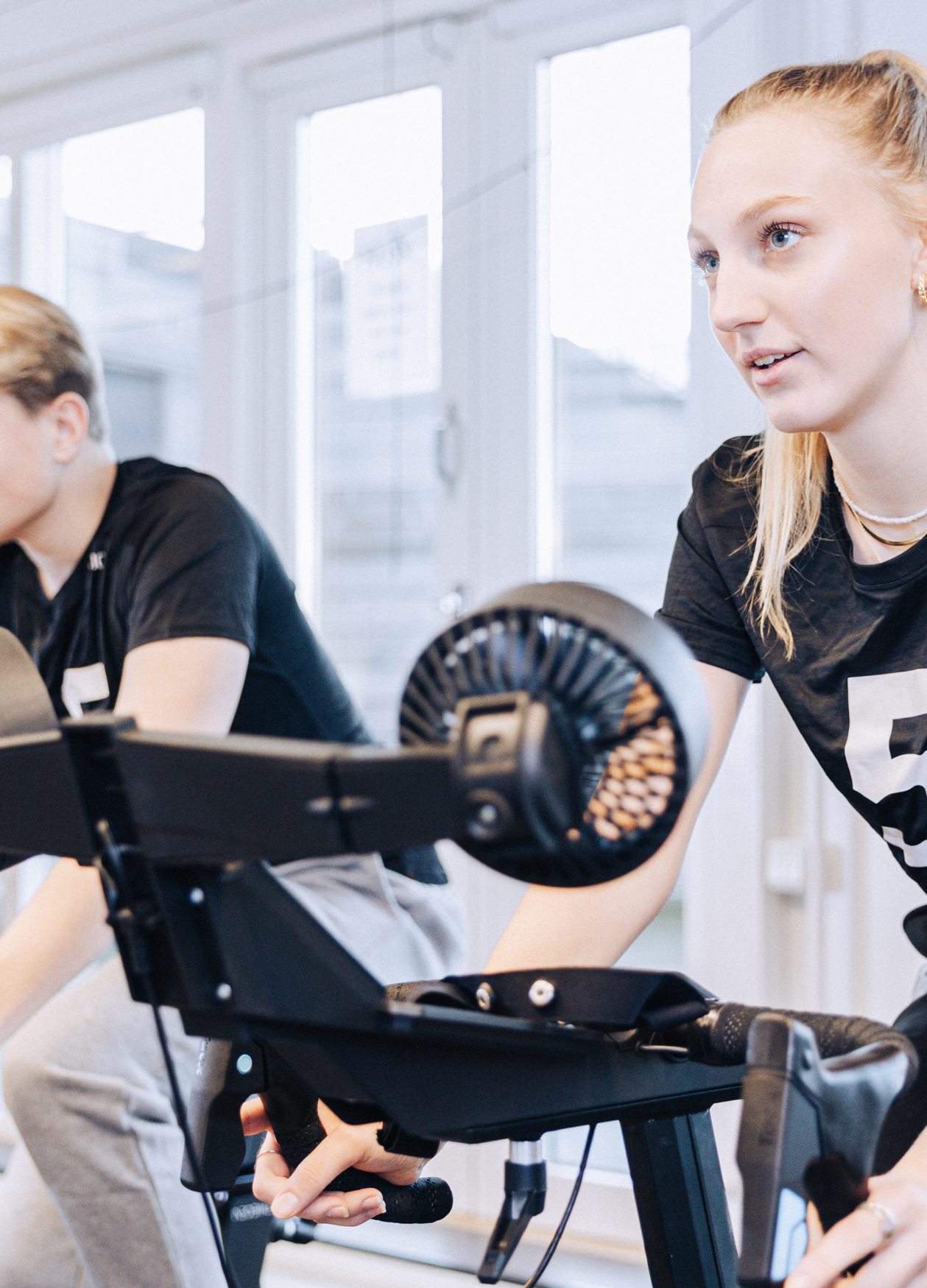 Beredskabslinjen, elever udfører test på motionscykler