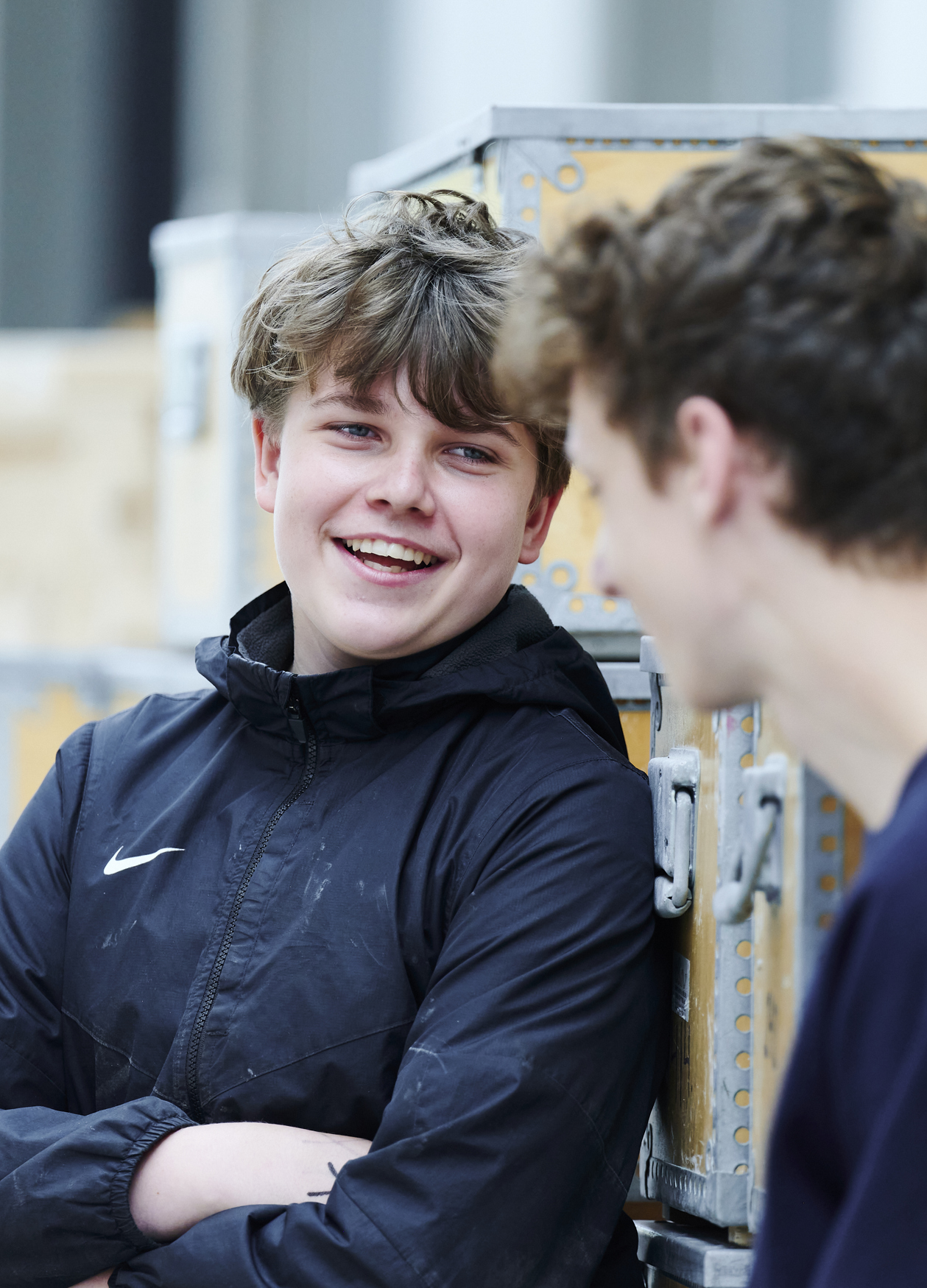 Drenge smiler udenfor