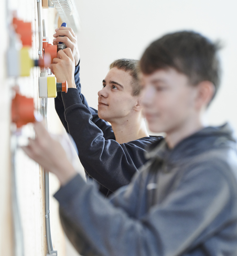 Elektriker-elev ved el-installation