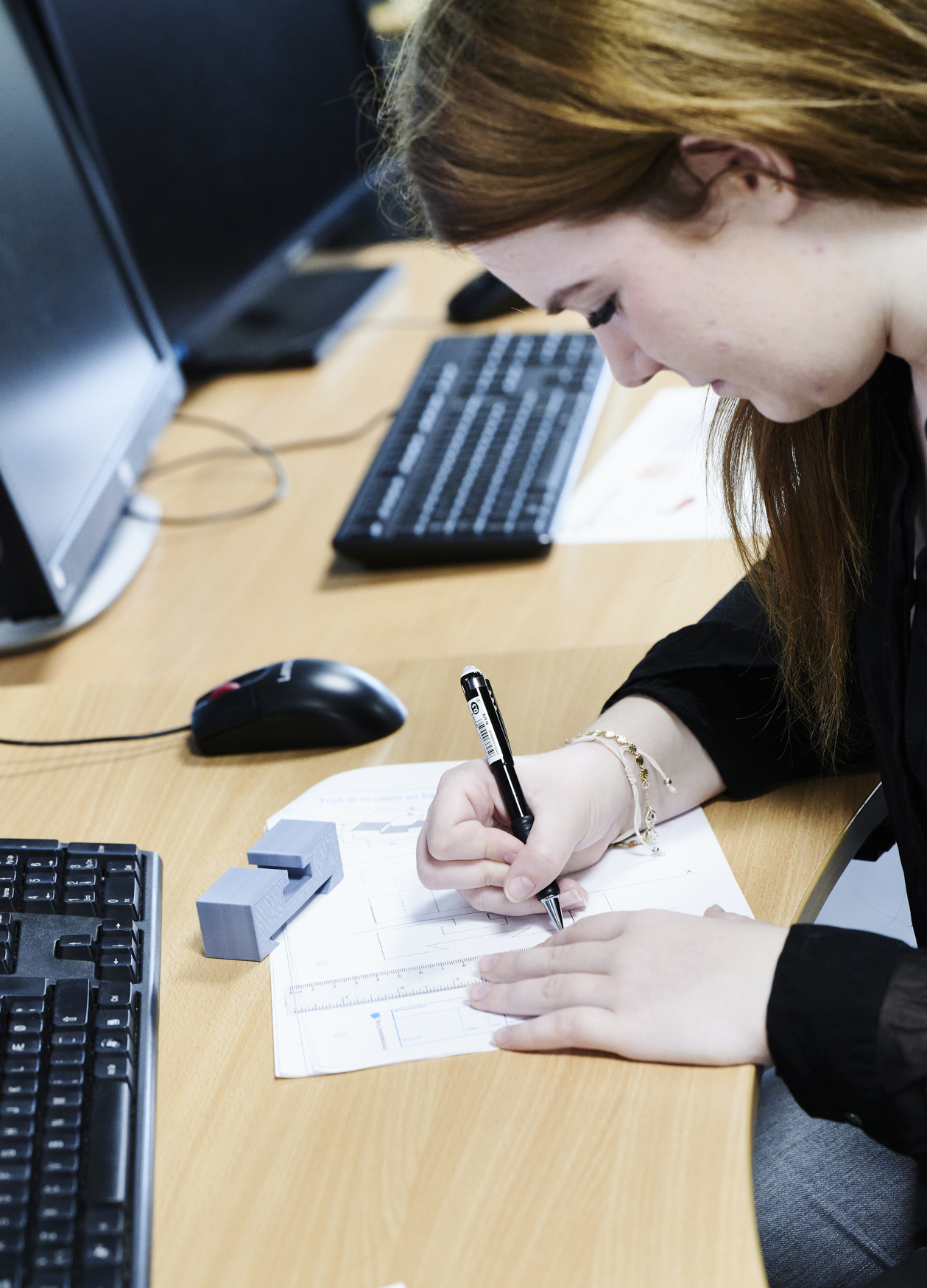 Teknisk designer tegner emne