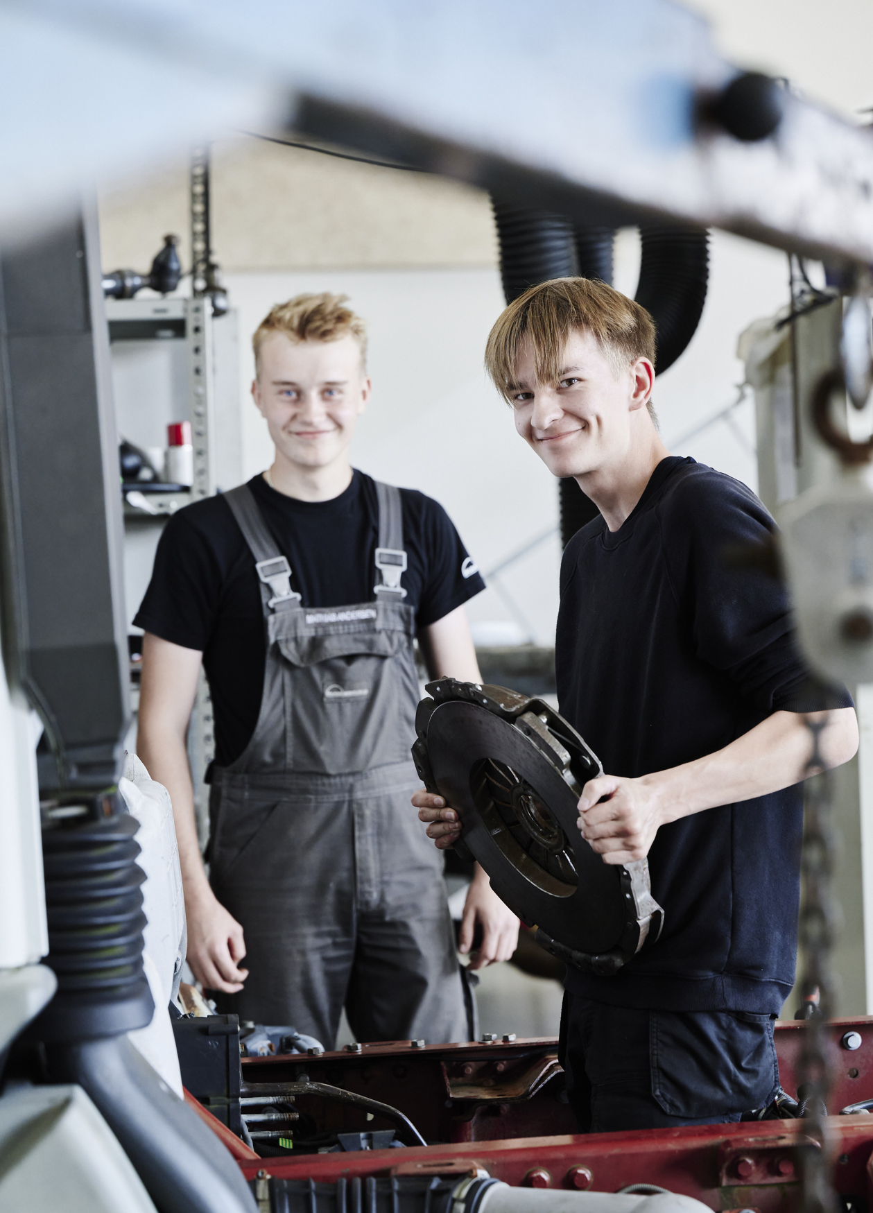 Lastvognsmekaniker-elever arbejder ved lastvogn